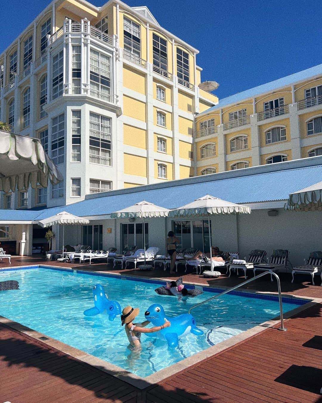 Remiのインスタグラム：「pool with seals🦭 ケープタウンではおこもりステイでプールやスパを満喫🍹🧖🏼‍♀️♨️ パステルカラーが可愛らしいホテルでした🏨💛  ———— 📍Capetown,SouthAfrica🇿🇦 🏨 Table Bay Hotel  @suncityresortsa  ⛰Table Mountain 🗓 2023.11.26-28  世界一周日記はアメブロ& @hh.channel2023 にて🎬  #ホテルプール #テーブルベイホテル #南アフリカ #ケープタウン #子連れアフリカ #子連れ旅行 #子連れ世界一周 #世界一周中 #世界一周旅行 #Capetown #TableBayHotel  #SouthAfrica #🇿🇦#worldroundtrip #remi_world2023」