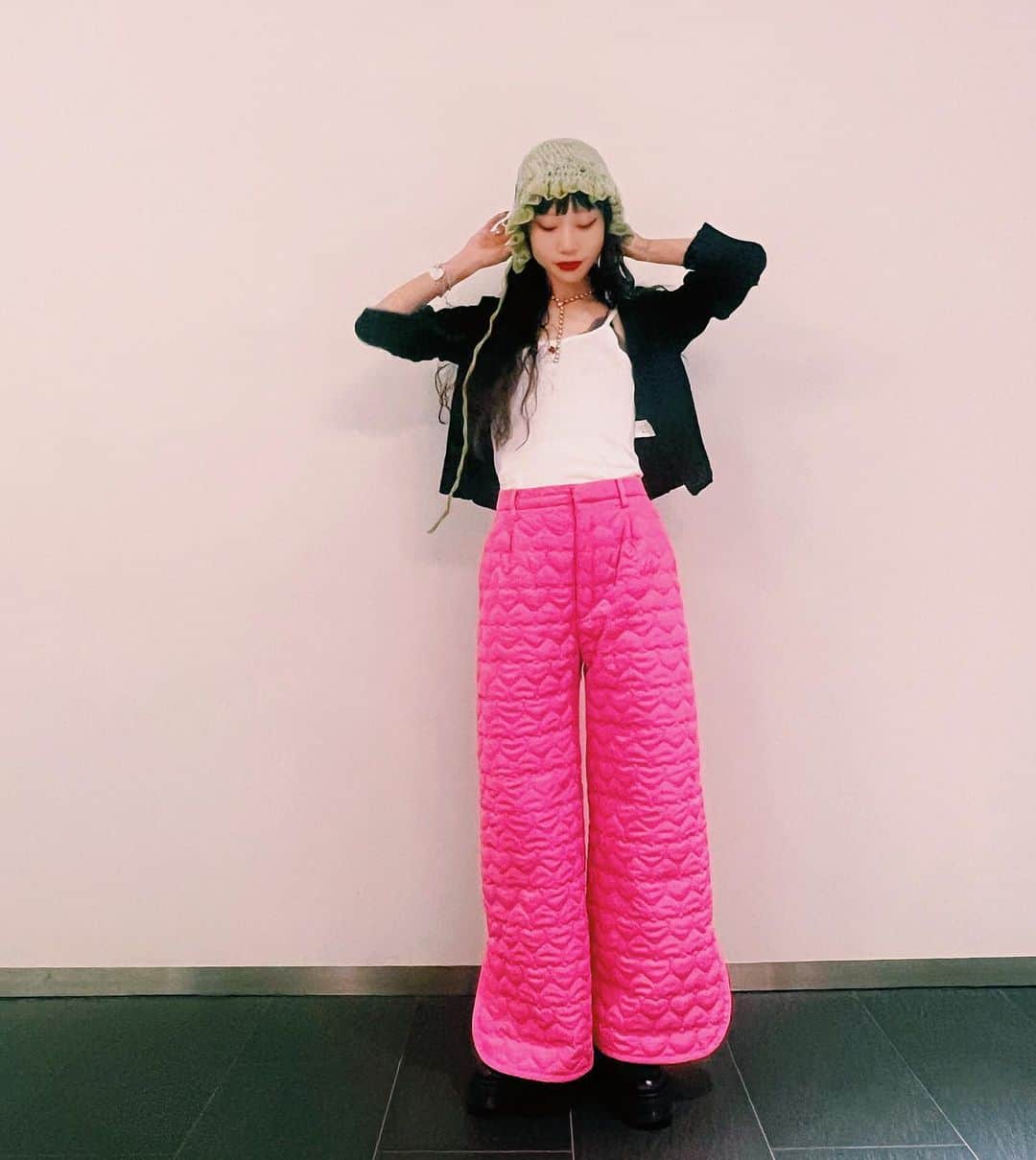 tsubame408のインスタグラム：「. ハートのキルティングが可愛い☺️💖アゲ 色も天才👍 ハートのキルティングやで。 しかもピンクやで。 そんなん好きに決まってる🥹💖 .  #tokyo#tattoogilr#punkgirl#supergirl#swallowsnest_clothe#tsubame_私服#PUNKGIRL#tokyostyle#drmartens#streetsnap#viviano#irojikake」