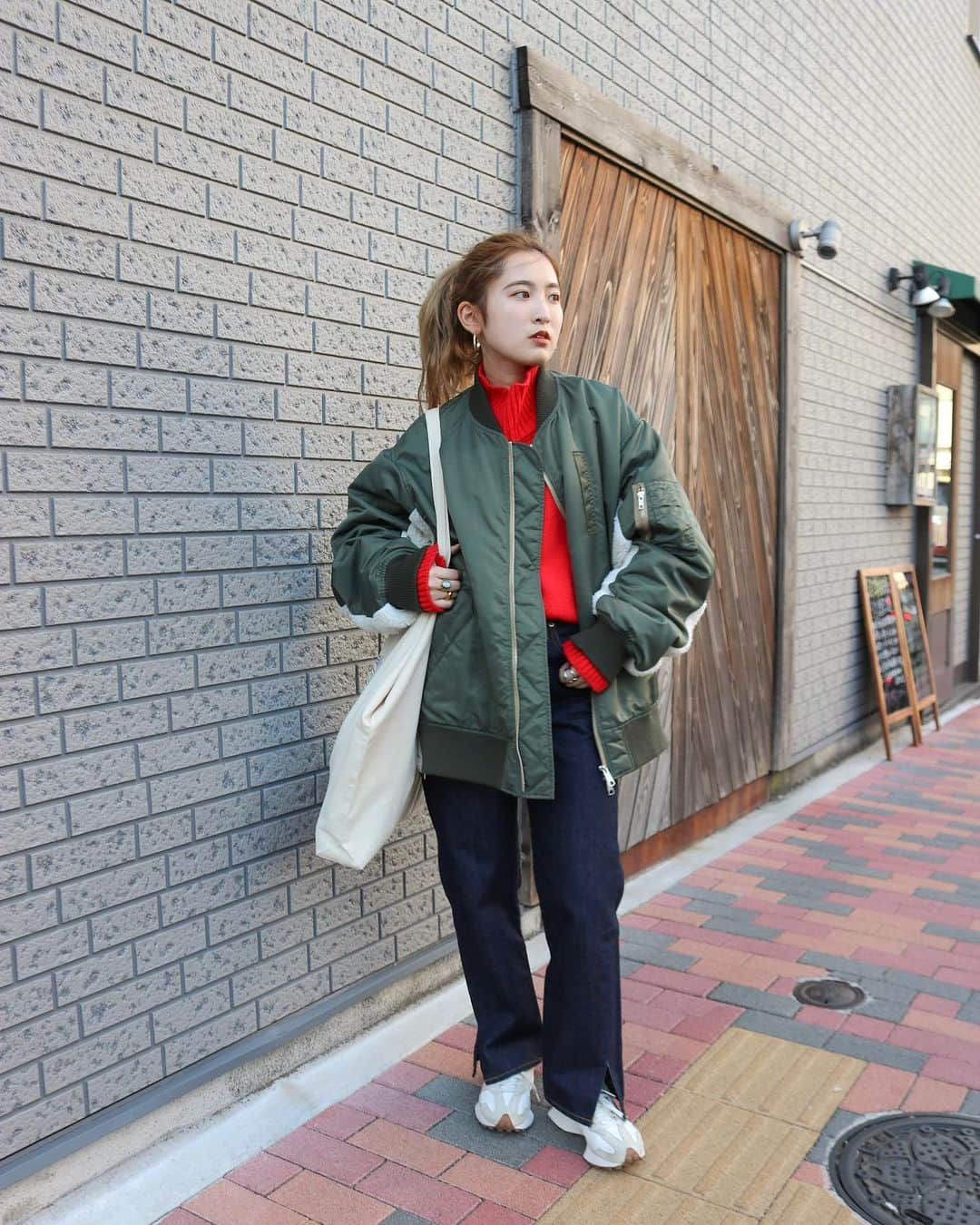 Ungrid staff snapさんのインスタグラム写真 - (Ungrid staff snapInstagram)「12.11(mon) 情報解禁！ tote bagは一体…??🤫  @suzuka_akimoto_ 155cm  #ボアコンビMA-1 カーキ ¥17,600(tax in)  #ハイネックボリュームカラーニット レッド ¥9,900(tax in)  ーーーーーーーーーーーーーーーーーーーーーーーーーーーー ☑︎商品詳細は製品タグ or TOPページURLよりチェック   » @Ungrid_staffsnap  #Ungrid #アングリッド #ungrid_official#ラメ #ungriddenim #ungridコーデ #カジュアル #カジュアルコーデ #シンプル #アウター #MA-1  #ブルゾン #ボアブルゾン #ボア #ニット #冬 #冬コーデ #ootd #着回し #骨格 #骨格ウェーブ #骨格ストレート #骨格ナチュラル #低身長 #高身長 #イエベ #ブルベ」12月8日 20時41分 - ungrid_staffsnap