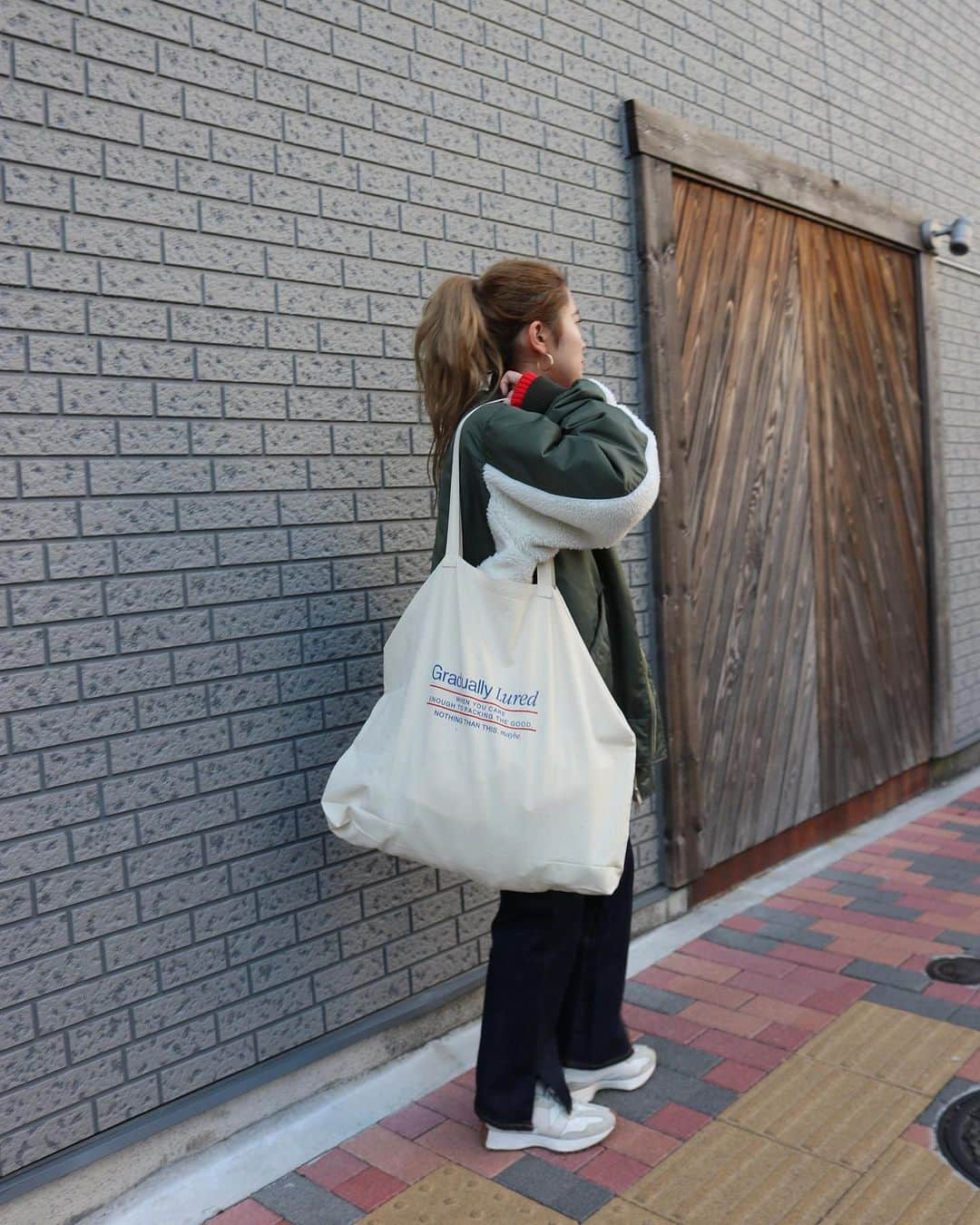 Ungrid staff snapさんのインスタグラム写真 - (Ungrid staff snapInstagram)「12.11(mon) 情報解禁！ tote bagは一体…??🤫  @suzuka_akimoto_ 155cm  #ボアコンビMA-1 カーキ ¥17,600(tax in)  #ハイネックボリュームカラーニット レッド ¥9,900(tax in)  ーーーーーーーーーーーーーーーーーーーーーーーーーーーー ☑︎商品詳細は製品タグ or TOPページURLよりチェック   » @Ungrid_staffsnap  #Ungrid #アングリッド #ungrid_official#ラメ #ungriddenim #ungridコーデ #カジュアル #カジュアルコーデ #シンプル #アウター #MA-1  #ブルゾン #ボアブルゾン #ボア #ニット #冬 #冬コーデ #ootd #着回し #骨格 #骨格ウェーブ #骨格ストレート #骨格ナチュラル #低身長 #高身長 #イエベ #ブルベ」12月8日 20時41分 - ungrid_staffsnap