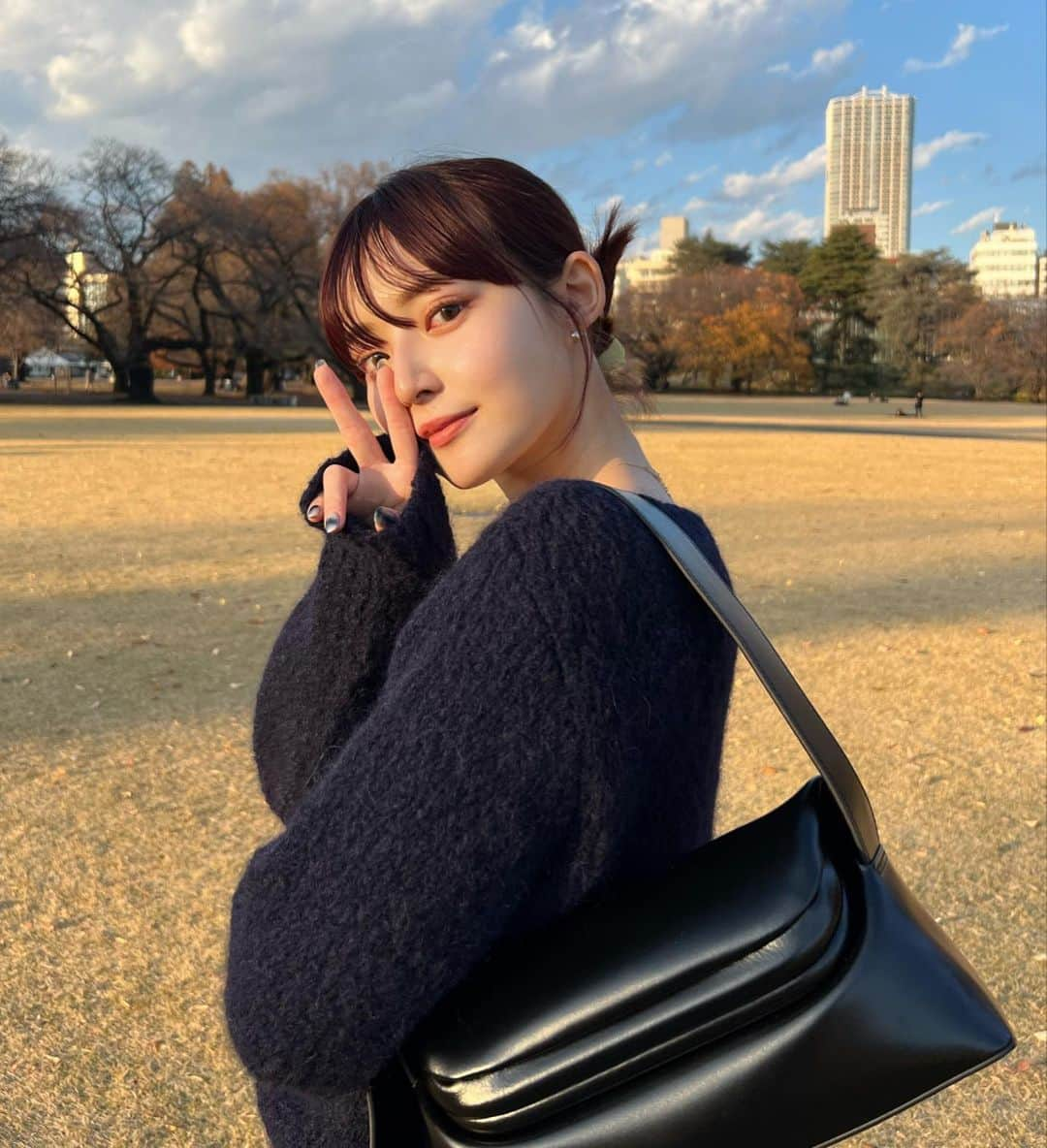 山崎江莉のインスタグラム：「🍂👜  12月だけどピクニック全然できちゃった☺︎  @osoi_official   "POPUP STORE" SHINJUKU LUMINE2  Dec6 to 17  選んだbag可愛いすぎる、 ホリデーギフトにもぴったりです🎁  #osoi #オソイ #soiholidaypopup」