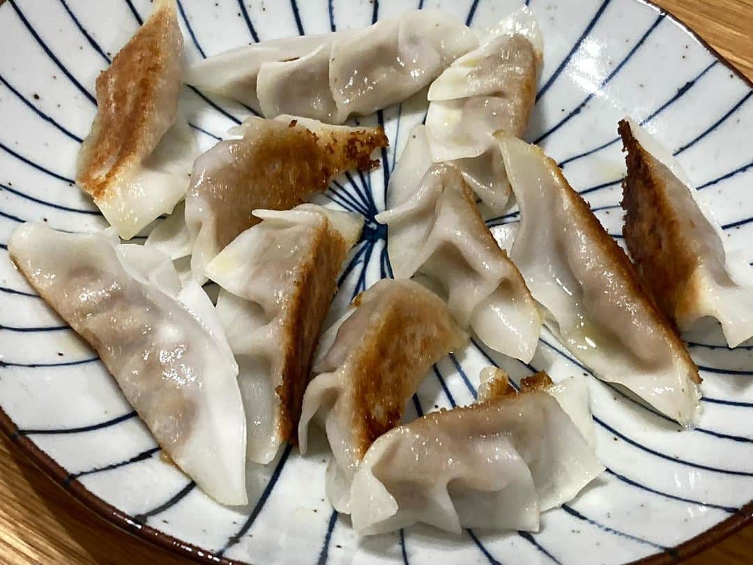 柳家さん生のインスタグラム：「12/8おうち晩ご飯… 米粉の皮と大豆ミートの餡餃子 彩り野菜スープ 玄米ご飯🍚 もちもちかりかりに焼けました😇ぽん酢柚子胡椒がまた美味しい😋肉がなくお腹いっぱいでも身体に優しい😁」