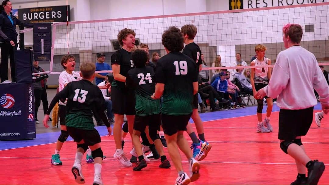 USA Volleyballのインスタグラム：「Still thinking about the vibes 🔥 from last weekend's Mountain Classic Boys National Qualifier in Denver. Thanks to all the teams, officials and families who joined us!」
