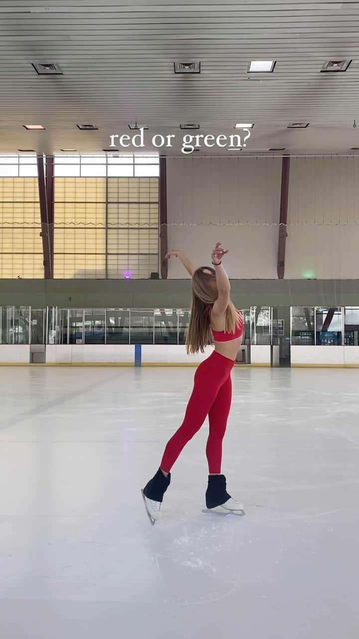 ポリーナ・エドモンズのインスタグラム：「being silly this week. red or green?? tis the season🌲❤️  #figureskating #figureskater #iceskating #iceskater #ootd #activewear」