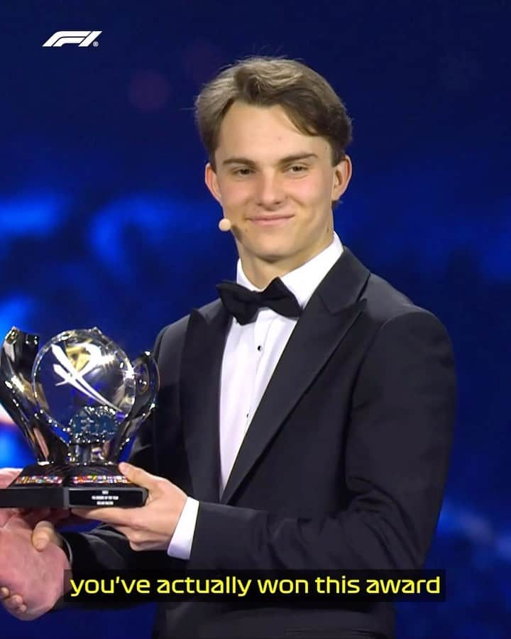 F1のインスタグラム：「FIA Rookie Of The Year! 🤩  Take a bow, @oscarpiastri 👏👏👏  #F1 #Formula1 @fia.official @mclaren」