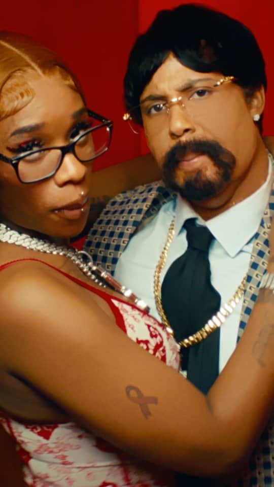 Vevoのインスタグラム：「Dembow queen @tokischa.popola dons her best suit & tie to take St. Louis rapper @SexyyRed out on the town for diamond shopping and a spaghetti dinner in "Daddy." Hit the link to watch the raucous video! 💄💅🏾  ▶️ [Link in bio] #tokischa #sexyyred」
