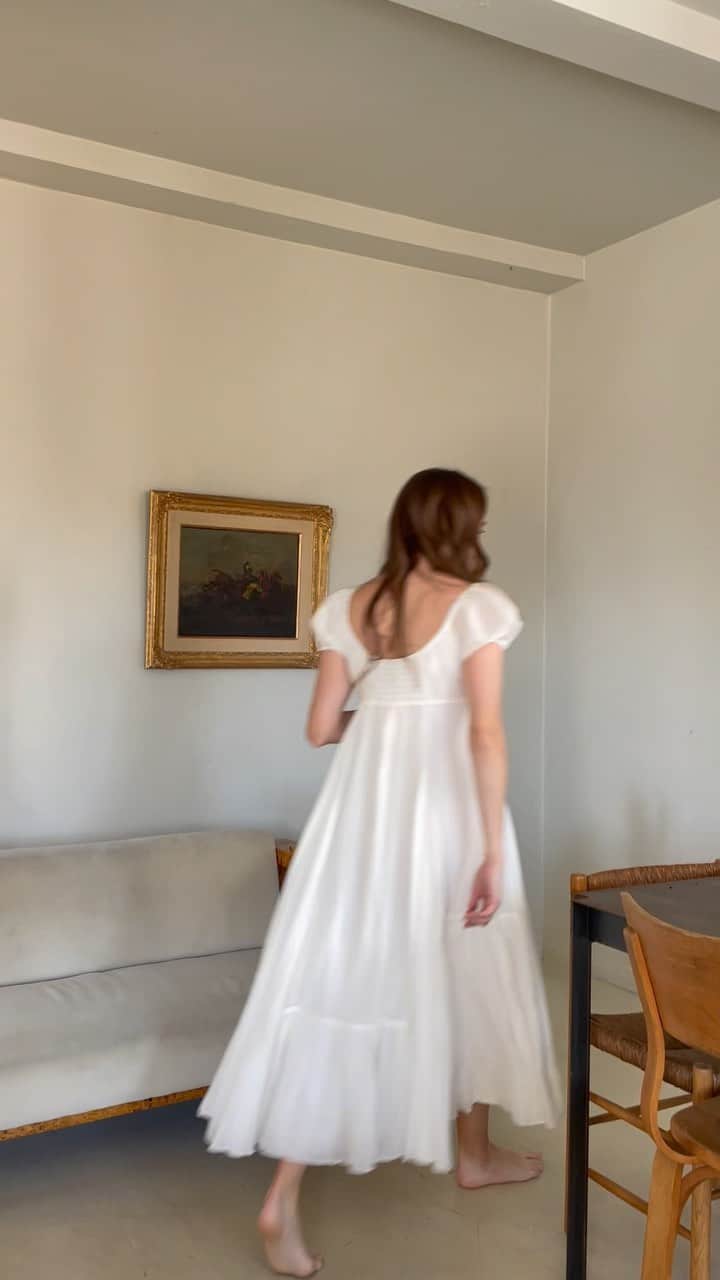 ダニエル・パナベイカーのインスタグラム：「Romanticizing those fleeting moments when I have the house to myself.」