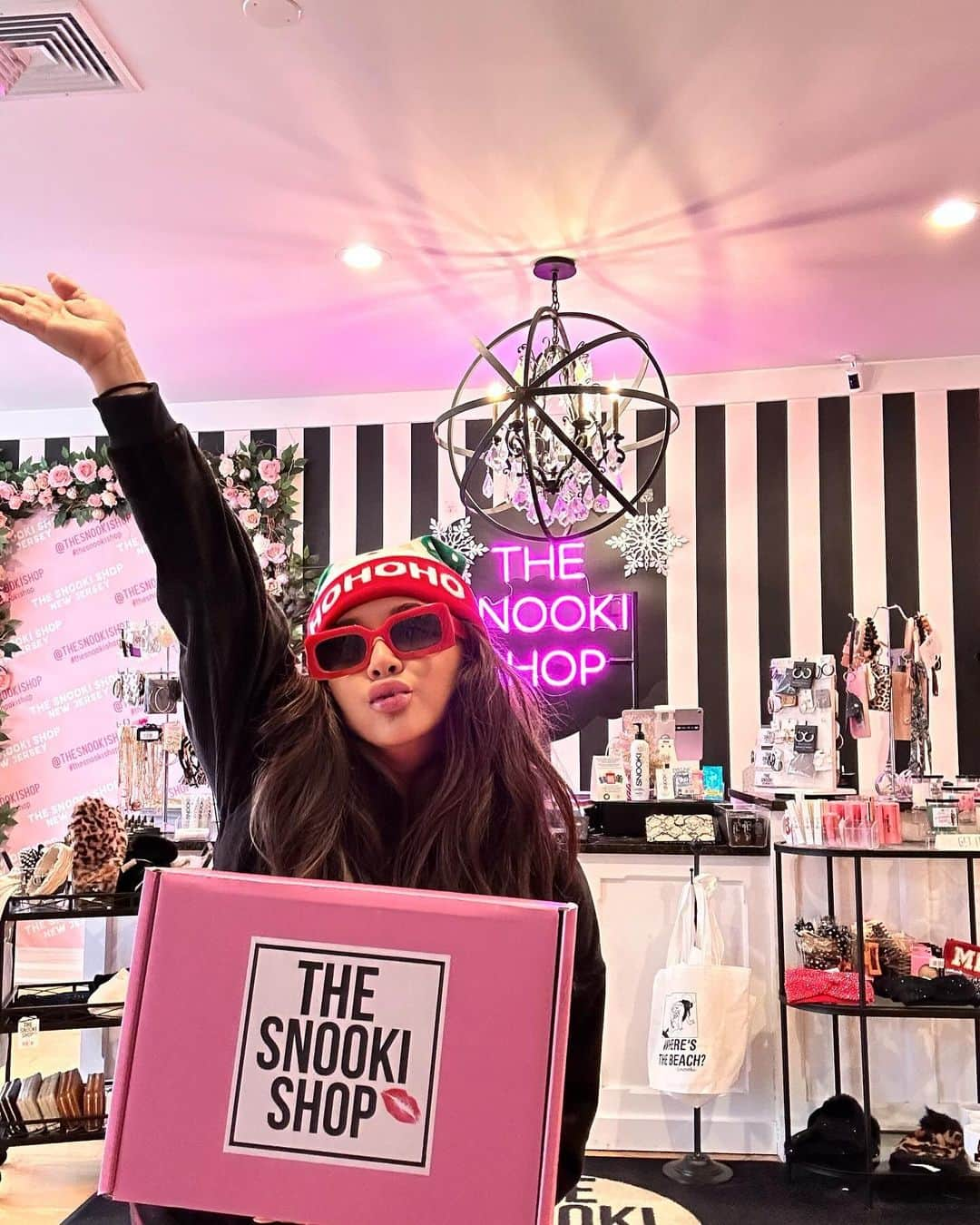 ニコール・ ポリッツィさんのインスタグラム写真 - (ニコール・ ポリッツィInstagram)「HOLIDAY GIVEAWAY 🎁 @thesnookishop  We are choosing ✨3 WINNERS to receive our Holiday Boxes! 💕Ultimate Fan Box, Gtl Box & Where’s the Beach Box!! To enter: 🍷FOLLOW @thesnookishop  🍷SHARE this post  🍷Tag 2 Meatballs  GOOD LUCK MAWMA’S 🎅🏽」12月9日 6時35分 - snooki