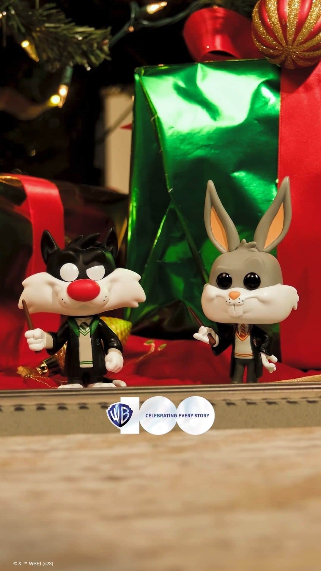 Looneyのインスタグラム：「It's not Christmas without our favorite @wbd characters. 🎄 #WB100」