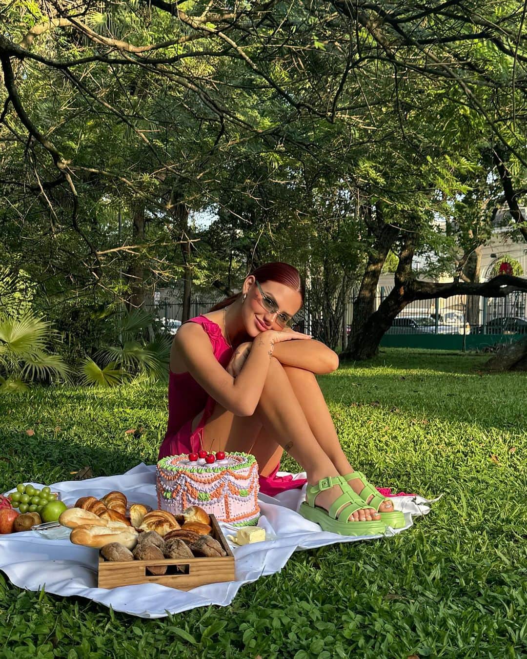 メリッサのインスタグラム：「Final de ano chegando e finalmente o verão... ☀️  E pra me acompanhar, to sempre com @melissaoficial !  Olha essa que eu escolhi, Melissa Ella na minha cor favorita: verde! Linda né? 💚 Já corre pro site e pro Clube Melissa mais próximo de voce pra garantir aqueleeee presente!  Ah, e não esquece de usar meu cupom VIVI10! Ansiosa pra ver voces arrasando de Melissa por aí... 👀  *publicidade」