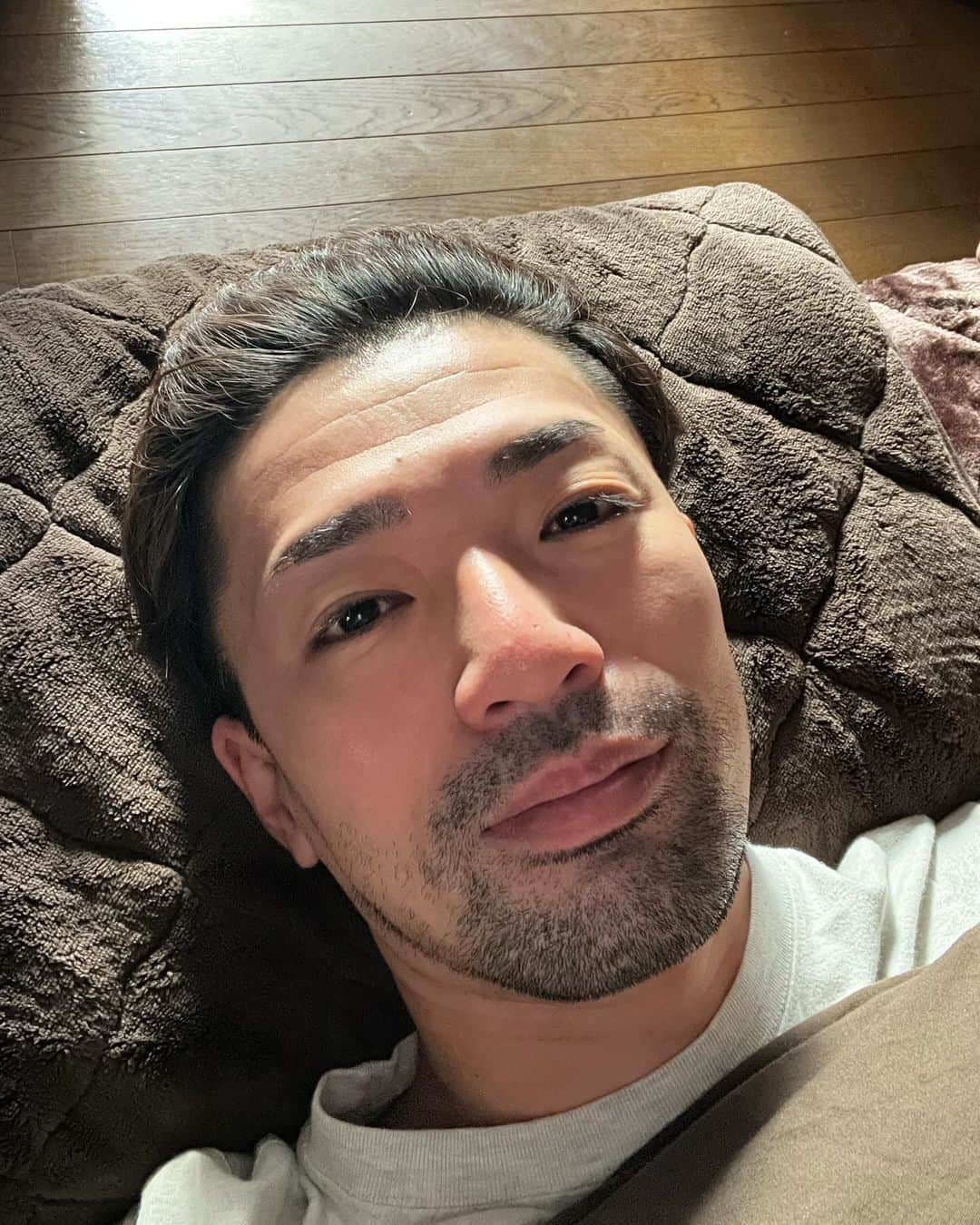 辻井亮平のインスタグラム：「今日の仕事から復帰さしてもらいます。  ご迷惑をお掛けして申し訳ありませんでした。  また頑張りますのでよろしくお願いします。  #ずっと横なってました #もう助からないかと思いました #インフル辛すぎる #その間にM1決勝進出者を知る #身体が動かなかったこともあり #まるで別世界のことの様に思えてました #健康で戦うみんなが太陽の様に輝いて見えてました #ワイルドカード最後まで応援してくれた皆様 #本当にありがとうございました #もし準決勝に駒を進めてても #どうせインフルで出られへん運命でした #めっちゃすいませんでした #この間に #髭は生え #さだまさしさん的な髪型になって #FNS歌謡祭への出演は決まってました #めちゃくちゃな人生です #山さん」