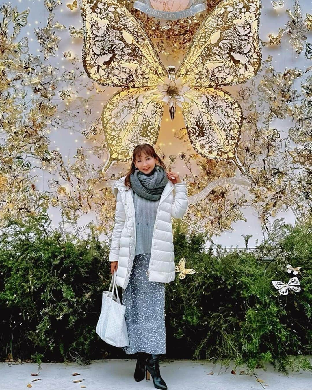 長谷川夕希子のインスタグラム：「恒例の表参道の クリスマスイルミネーション🎄 と相まってホリデーシーズン仕様の 華やかな街 表参道  ✨その交差点に　 ゴールドの蝶々🦋映えてる✨  ディオール ホリデー ポップアップ／DIOR HOLIDAY POP-UP  東京都港区南青山5-1-1 OMOTESANDO CROSSING PARK  ～12月25日（月） 営業時間：11:00 - 20:00  映えスポット✨、ファッション🕶️、 グルメ、最新美容情報などほぼ毎日投稿してるアカウント⇨ @yukikogabby   いつも良いね👍&フォローありがとうございます🥹💗  #threads も見てね❣️ そちらもフォローしてくれると 嬉しいです😊  #diorholiday  #表参道映え  #表参道テラス  #表参道イルミネーション  #アラフォーライフ #アラフィフライフ #美魔女」