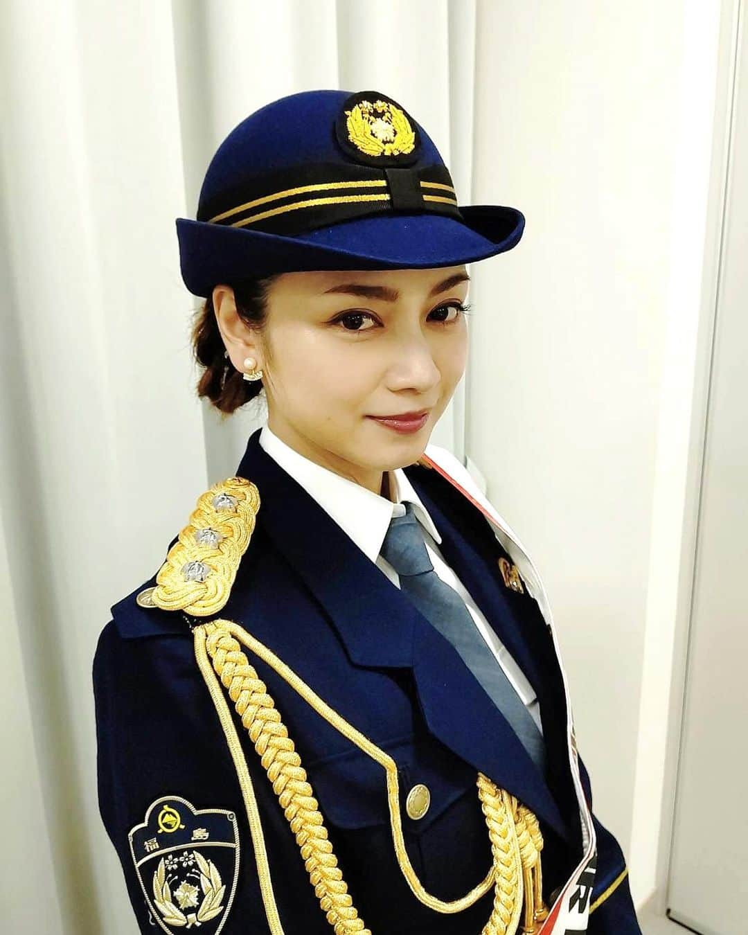 平愛梨さんのインスタグラム写真 - (平愛梨Instagram)「👮‼️  郡山北警察署本宮分庁舎 「年末年始の交通事故防止　県民総ぐるみ運動」  1日警察署長を務めさせて頂きました。  事務所の社長の地元である福島県✨  本宮市長様や皆様が社長への恩をお話ししてくださり嬉しかったです🥹  サンライズもとみやで「なりすまし詐欺寸劇」やパトカーに乗って見回りしながら本宮駅に行きチラシ配りをしたりFMモットコム「今夜もんだNIGHT！」生放送に出させて頂いたり1日皆様とご一緒させて頂けて日常じゃ知れないことをたくさん教えて頂きました！  それぞれの職を一生懸命に全うし、世のため!人のために!と頑張ってくださるお姿に、また私も、育児、家事頑張ろう!と気持ちを奮い立たせて頂きました🥹  そして事故防止の呼びかけに、気をつけながら過ごさなきゃなーと改めて意識が変わりました。  社長が大事に思う地元の福島県郡山で普段は感じれない気持ちに気づかせてもらえてとっても充実した1日になりました🥹  あたたかくほっこりしました🙏  本当にありがとうございました🥹 #平愛梨#1日警察署長#福島県#郡山北警察署#年末年始の交通事故防止県民総ぐるみ運動#皆様ありがとうございました#また行きたい」12月8日 22時29分 - harikiri_tairi