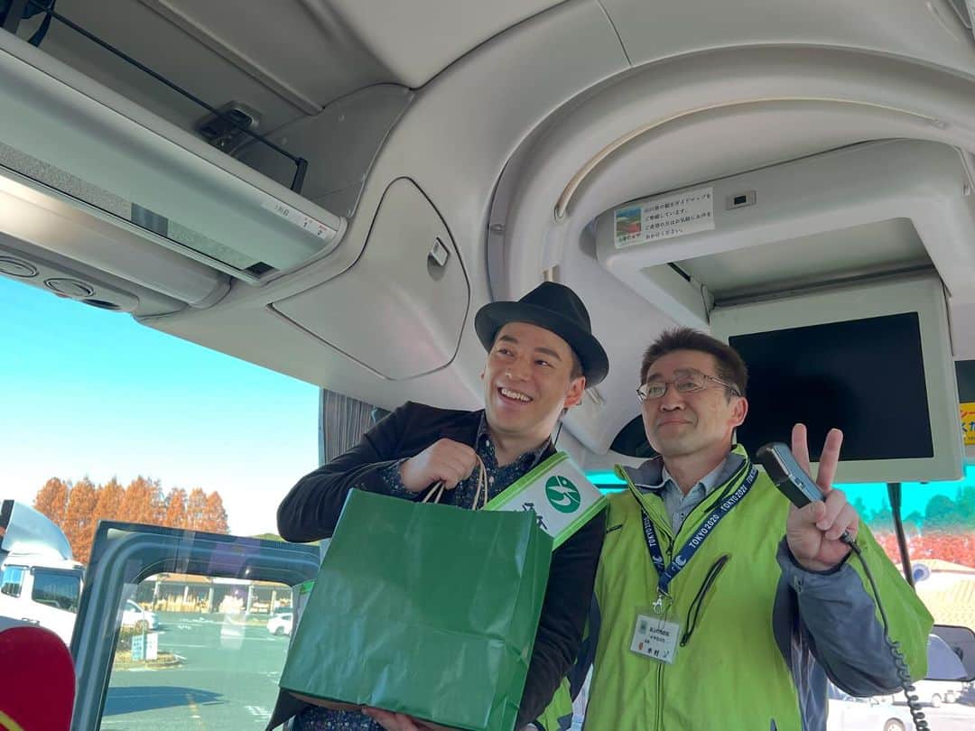 冨永裕輔さんのインスタグラム写真 - (冨永裕輔Instagram)「『冨永裕輔と行く北部九州&世界遺産五島列島ツアー』2日目は築上町を満喫！ 心の深呼吸ができる最高の癒しスポット、エネルギー充電ができて自分らしく元気になれる超おすすめの町です 海、町、里、山に包まれた環境はもちろん、“人”の温もりが心を安心させてくれるから、自分らしい自分に“帰れる”んだと思います 八王子からお越しの皆様も築上町を大変気に入られて、観光大使としてすごく嬉しかったです！ 梅の時期や雛祭りの時期にまた来たいという声も♫  旧藏内邸では炭鉱王の邸宅から素晴らしい庭園を眺めて深呼吸 今まさに心身が癒やされていることを実感できます 華道の長岡澄洋先生が美しいお花を飾られて皆様をおもてなし💐  蔓松亭では築上町の名産品のキクイモの天ぷらやきんぴらも特別にメニューに組み込んでいただきました イヌリンが豊富で血糖値が上がりにくい健康食品です！ 築上町でお食事の際はぜひ蔓松亭でゆったりと美味しいお食事をお楽しみください🍽️  約1,000本の梅の花が咲き誇る時期は圧巻の綱敷天満宮 菅原道真公が最初に流れ着いたのは築上町の綱敷天満宮です 皆様と綱敷天満宮にお参りをしてから太宰府天満宮にお参りをしました🌸🐮  メタセコイアの並木道はまさに今が一番美しいメタセの杜 築上町の物産を買うことができます ぼくの高校の先輩でもある木村店長から皆様に歓迎のご挨拶をいただきました🫡  浜の宮海岸では航空自衛隊築城基地の航空機が上空を飛び 海に向かい「築上の風」を歌いました✈️🌊  築上町の新しい町役場はとても美しいです！ 色鮮やかなChikujoオブジェの前で記念写真✨  築上の風が吹く いつも見守ってる 心の中にある ふるさとは大切な人の笑顔 ふるさとの名を歌おう 築上町  #築上町 #ツアー #旅行 #旧藏内邸  #庭園 #癒し #メタセコイヤ #メタセの杜 #綱敷天満宮 #菅原道真 #梅の花 #キクイモ #蔓松亭 #長岡澄洋 #ハッピートラベル #浜の宮海岸 #築上の風 #築上町観光大使 #冨永裕輔 #八王子 #北九州 #五島列島」12月8日 22時33分 - yusuketominaga_official
