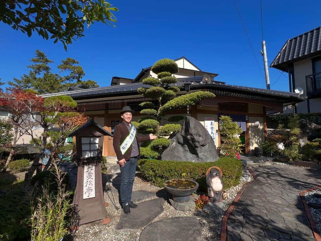 冨永裕輔さんのインスタグラム写真 - (冨永裕輔Instagram)「『冨永裕輔と行く北部九州&世界遺産五島列島ツアー』2日目は築上町を満喫！ 心の深呼吸ができる最高の癒しスポット、エネルギー充電ができて自分らしく元気になれる超おすすめの町です 海、町、里、山に包まれた環境はもちろん、“人”の温もりが心を安心させてくれるから、自分らしい自分に“帰れる”んだと思います 八王子からお越しの皆様も築上町を大変気に入られて、観光大使としてすごく嬉しかったです！ 梅の時期や雛祭りの時期にまた来たいという声も♫  旧藏内邸では炭鉱王の邸宅から素晴らしい庭園を眺めて深呼吸 今まさに心身が癒やされていることを実感できます 華道の長岡澄洋先生が美しいお花を飾られて皆様をおもてなし💐  蔓松亭では築上町の名産品のキクイモの天ぷらやきんぴらも特別にメニューに組み込んでいただきました イヌリンが豊富で血糖値が上がりにくい健康食品です！ 築上町でお食事の際はぜひ蔓松亭でゆったりと美味しいお食事をお楽しみください🍽️  約1,000本の梅の花が咲き誇る時期は圧巻の綱敷天満宮 菅原道真公が最初に流れ着いたのは築上町の綱敷天満宮です 皆様と綱敷天満宮にお参りをしてから太宰府天満宮にお参りをしました🌸🐮  メタセコイアの並木道はまさに今が一番美しいメタセの杜 築上町の物産を買うことができます ぼくの高校の先輩でもある木村店長から皆様に歓迎のご挨拶をいただきました🫡  浜の宮海岸では航空自衛隊築城基地の航空機が上空を飛び 海に向かい「築上の風」を歌いました✈️🌊  築上町の新しい町役場はとても美しいです！ 色鮮やかなChikujoオブジェの前で記念写真✨  築上の風が吹く いつも見守ってる 心の中にある ふるさとは大切な人の笑顔 ふるさとの名を歌おう 築上町  #築上町 #ツアー #旅行 #旧藏内邸  #庭園 #癒し #メタセコイヤ #メタセの杜 #綱敷天満宮 #菅原道真 #梅の花 #キクイモ #蔓松亭 #長岡澄洋 #ハッピートラベル #浜の宮海岸 #築上の風 #築上町観光大使 #冨永裕輔 #八王子 #北九州 #五島列島」12月8日 22時33分 - yusuketominaga_official