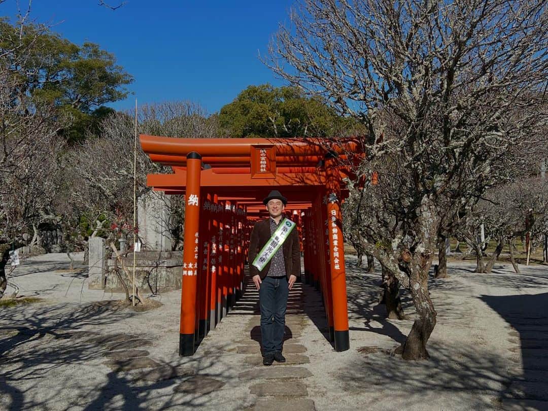 冨永裕輔さんのインスタグラム写真 - (冨永裕輔Instagram)「『冨永裕輔と行く北部九州&世界遺産五島列島ツアー』2日目は築上町を満喫！ 心の深呼吸ができる最高の癒しスポット、エネルギー充電ができて自分らしく元気になれる超おすすめの町です 海、町、里、山に包まれた環境はもちろん、“人”の温もりが心を安心させてくれるから、自分らしい自分に“帰れる”んだと思います 八王子からお越しの皆様も築上町を大変気に入られて、観光大使としてすごく嬉しかったです！ 梅の時期や雛祭りの時期にまた来たいという声も♫  旧藏内邸では炭鉱王の邸宅から素晴らしい庭園を眺めて深呼吸 今まさに心身が癒やされていることを実感できます 華道の長岡澄洋先生が美しいお花を飾られて皆様をおもてなし💐  蔓松亭では築上町の名産品のキクイモの天ぷらやきんぴらも特別にメニューに組み込んでいただきました イヌリンが豊富で血糖値が上がりにくい健康食品です！ 築上町でお食事の際はぜひ蔓松亭でゆったりと美味しいお食事をお楽しみください🍽️  約1,000本の梅の花が咲き誇る時期は圧巻の綱敷天満宮 菅原道真公が最初に流れ着いたのは築上町の綱敷天満宮です 皆様と綱敷天満宮にお参りをしてから太宰府天満宮にお参りをしました🌸🐮  メタセコイアの並木道はまさに今が一番美しいメタセの杜 築上町の物産を買うことができます ぼくの高校の先輩でもある木村店長から皆様に歓迎のご挨拶をいただきました🫡  浜の宮海岸では航空自衛隊築城基地の航空機が上空を飛び 海に向かい「築上の風」を歌いました✈️🌊  築上町の新しい町役場はとても美しいです！ 色鮮やかなChikujoオブジェの前で記念写真✨  築上の風が吹く いつも見守ってる 心の中にある ふるさとは大切な人の笑顔 ふるさとの名を歌おう 築上町  #築上町 #ツアー #旅行 #旧藏内邸  #庭園 #癒し #メタセコイヤ #メタセの杜 #綱敷天満宮 #菅原道真 #梅の花 #キクイモ #蔓松亭 #長岡澄洋 #ハッピートラベル #浜の宮海岸 #築上の風 #築上町観光大使 #冨永裕輔 #八王子 #北九州 #五島列島」12月8日 22時33分 - yusuketominaga_official