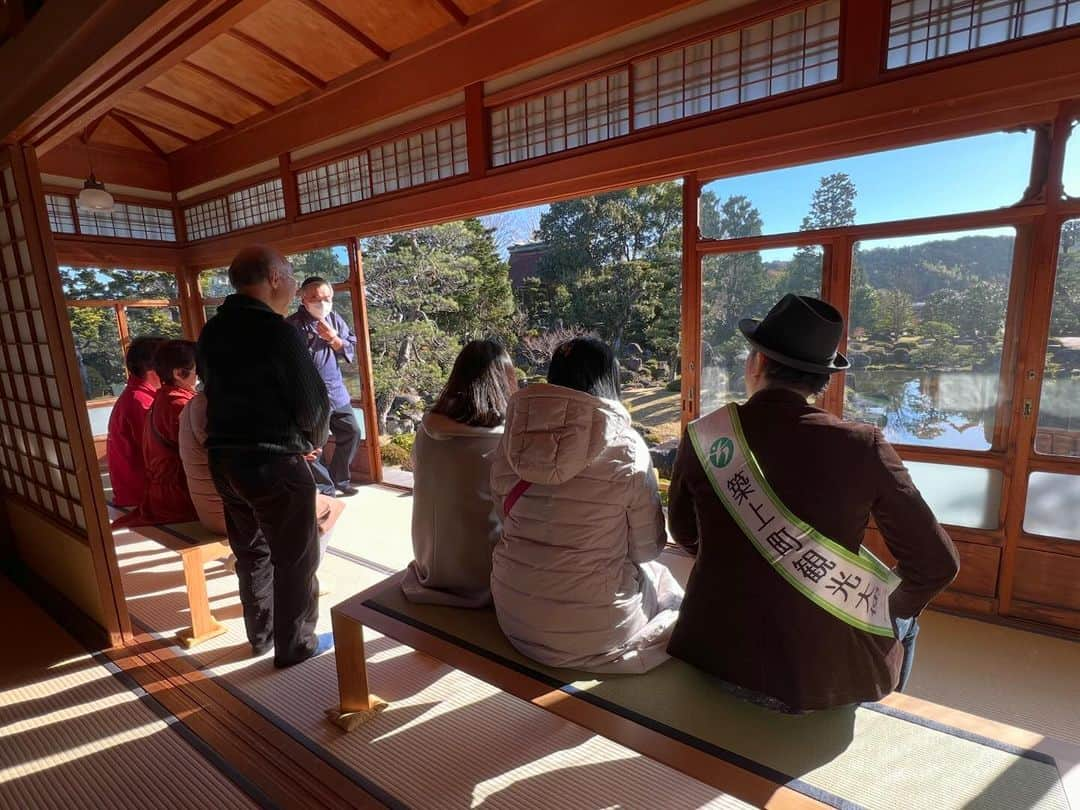 冨永裕輔のインスタグラム：「『冨永裕輔と行く北部九州&世界遺産五島列島ツアー』2日目は築上町を満喫！ 心の深呼吸ができる最高の癒しスポット、エネルギー充電ができて自分らしく元気になれる超おすすめの町です 海、町、里、山に包まれた環境はもちろん、“人”の温もりが心を安心させてくれるから、自分らしい自分に“帰れる”んだと思います 八王子からお越しの皆様も築上町を大変気に入られて、観光大使としてすごく嬉しかったです！ 梅の時期や雛祭りの時期にまた来たいという声も♫  旧藏内邸では炭鉱王の邸宅から素晴らしい庭園を眺めて深呼吸 今まさに心身が癒やされていることを実感できます 華道の長岡澄洋先生が美しいお花を飾られて皆様をおもてなし💐  蔓松亭では築上町の名産品のキクイモの天ぷらやきんぴらも特別にメニューに組み込んでいただきました イヌリンが豊富で血糖値が上がりにくい健康食品です！ 築上町でお食事の際はぜひ蔓松亭でゆったりと美味しいお食事をお楽しみください🍽️  約1,000本の梅の花が咲き誇る時期は圧巻の綱敷天満宮 菅原道真公が最初に流れ着いたのは築上町の綱敷天満宮です 皆様と綱敷天満宮にお参りをしてから太宰府天満宮にお参りをしました🌸🐮  メタセコイアの並木道はまさに今が一番美しいメタセの杜 築上町の物産を買うことができます ぼくの高校の先輩でもある木村店長から皆様に歓迎のご挨拶をいただきました🫡  浜の宮海岸では航空自衛隊築城基地の航空機が上空を飛び 海に向かい「築上の風」を歌いました✈️🌊  築上町の新しい町役場はとても美しいです！ 色鮮やかなChikujoオブジェの前で記念写真✨  築上の風が吹く いつも見守ってる 心の中にある ふるさとは大切な人の笑顔 ふるさとの名を歌おう 築上町  #築上町 #ツアー #旅行 #旧藏内邸  #庭園 #癒し #メタセコイヤ #メタセの杜 #綱敷天満宮 #菅原道真 #梅の花 #キクイモ #蔓松亭 #長岡澄洋 #ハッピートラベル #浜の宮海岸 #築上の風 #築上町観光大使 #冨永裕輔 #八王子 #北九州 #五島列島」