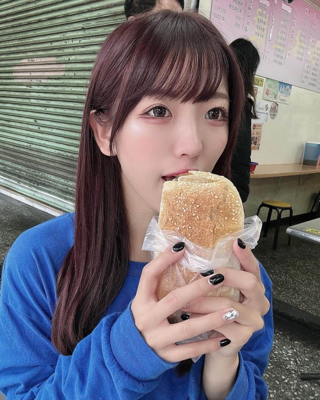 横山なつみさんのインスタグラム写真 - (横山なつみInstagram)「. 🥣🥞  台湾の朝ごはんたち！ 毎日違うお店いっていろんなご飯食べました🍚  鹹豆漿、肉まん、ちまき、なんかわかんないけど麺 他にもいろいろ食べたけど どれも台湾らしさ満点で楽しかった〜🇹🇼 ちまき大好きだから台湾のも食べれて満足☺️  朝の市場は日本でいうアメ横みたいで 毎日賑わってて元気もらえた！おもしろかった＾＾  #台湾 #朝ごはん #台湾グルメ #鹹豆漿」12月8日 22時38分 - ___natsumi327