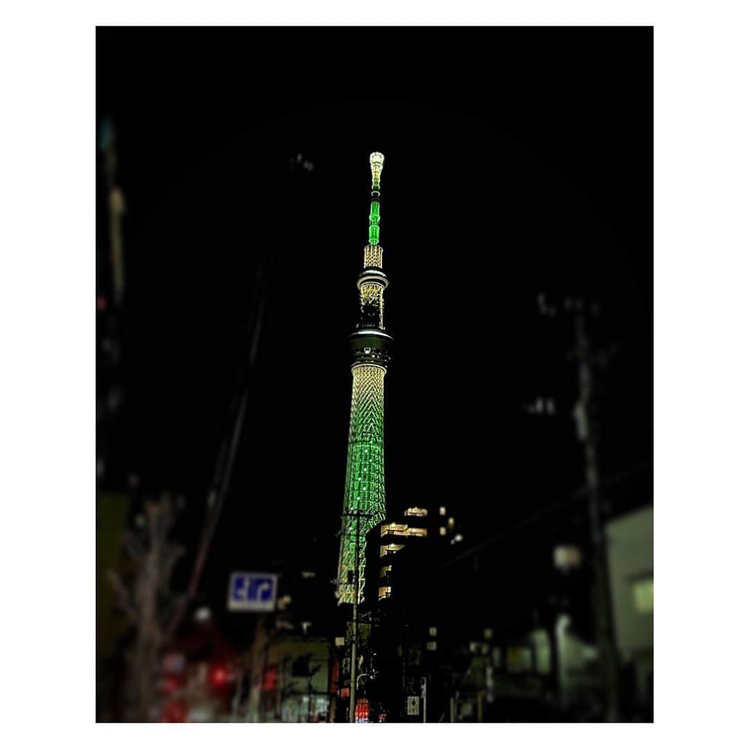 三倉佳奈のインスタグラム：「夜のスカイツリー。 美しやー✨  スカイツリーとか東京タワーとか、タワー系好きです。 パワー感じます。 🗼  あ、忘れちゃいけない通天閣も🤣笑  #skytree #みなさま今週もお疲れ様です☺︎ #良い週末を 🙌🏻」