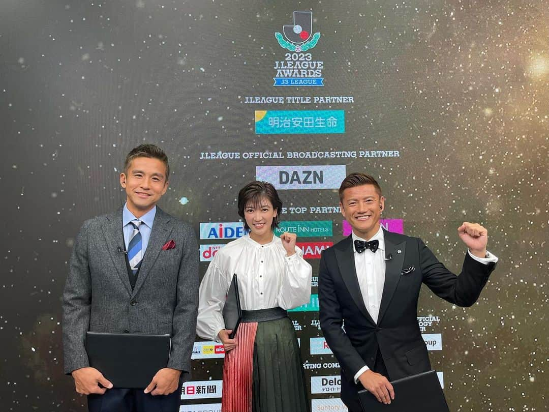 眞嶋優のインスタグラム：「2023 J３リーグアウォーズ、 ご覧いただきありがとうございました⚽️ 　 受賞された選手、監督、クラブの皆様、 サポーターの皆様、 おめでとうございました👏 そして、今シーズンお疲れ様でした！ 光栄なこの場に立たせていただき、 皆さんとお祝いすることができ、 本当に嬉しく思います！  MCの播戸竜二さん、ゲストの稲本潤一さん ありがとうございました！  Ｊリーグ公式YouTubeチャンネル、DAZNに アーカイブがありますので 皆さん是非ご覧ください！  2023 J3 LEAGUE AWARDS I served as an assistant MC.  シャツ @manon_official スカート @cherietokyo ベルトスカート @ailefanm シューズ @charleskeith_jp イヤーカフ @chikakoyajima  #J3リーグアウォーズ #J3リーグ #Jリーグ #サッカー  #football #soccer #jleague #眞嶋優」