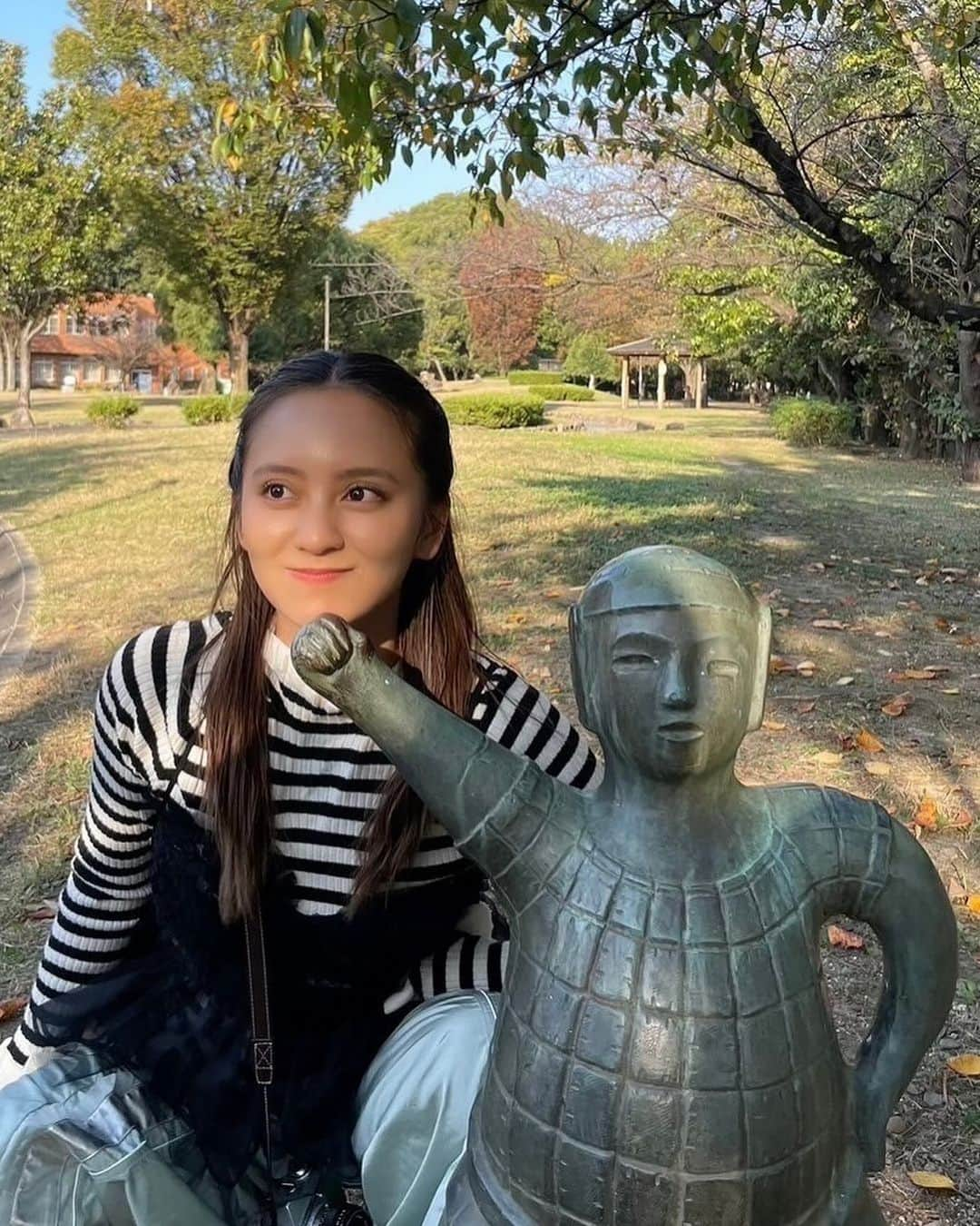 岡田結実さんのインスタグラム写真 - (岡田結実Instagram)「・ ▷▷▷▸▸▸▸▸◂◂◂◂◂◁◁◁  🌳二子山公園 住所：春日井市二子町２－１１－１  🌳ハニワの館 二子山公園 内 ＴＥＬ：０５６８－３２－９１００ 営業時間：９：００～１７：００ 定休日：月曜  ▷▷▷▸▸▸▸▸◂◂◂◂◂◁◁◁  ハニワがたくさんいる公園へ🍁 開放的な空間でリフレッシュ🍃 結実ちゃんはお気に入りのハニワを発見💡  あなたも誰かと行きたくなる、FinderTRIP✨　　  見逃し配信はこちら💁🏻‍♀️ 〈FinderTRIP〉 春日井市 お気に入りのハニワを探す ✅YouTube　 https://youtu.be/IgDzrTe33X4 ✅Locipo https://locipo.jp/creative/43bcac83-63da-4102-b1cb-c8d78806e545  #findertrip #ファインダートリップ #岡田結実 #緑黄色社会 #名古屋 #カメラ #名古屋デート #フィルムカメラ  #名古屋カメラ部 #名古屋観光 #名古屋鉄道 #電車旅 #春日井市 #春日井 #春日井カフェ #春日井ランチ #春日井グルメ #サボテン #二子山公園 #ハニワの館 #ハニワ」12月8日 22時54分 - okada_yui_official