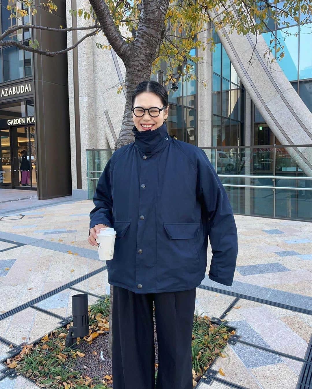 田中シェンさんのインスタグラム写真 - (田中シェンInstagram)「ヘザウィックスタジオ  IN 麻布台ヒルズ🤳❗️  Coat @barbour  Scarf @stussy  Vest #snapnwear  Pants @ Shoes @clarksoriginals  Glasses @ahlem  去年の冬、森ビルのヘザウィックスタジオ展 で小さな模型を見ながら想像した巨大建築が🏗️ 完成したとのことで　#麻布台ヒルズ森jpタワー へ‼️ 実物を目の当たりにして思ったのは 人間の想像のパワーは 宇宙をも動かせるんだろうなって。💭 想像の倍以上未来でした！隅々のディテールまで らしさがあって一日中楽しめる👍💯 そのデザインを実際に建てた日本の職人さんたち の技術の高さにも脱帽です‼️  Thank you for amazing 🎁 present to Tokyo! @officialheatherwickstudio   _____________________________ #麻布台ヒルズ  @arabica.tokyo  ☕️ _____________________________ 京都に行った時にいけなかった #アラビカコーヒー京都 が東京へ‼️ 麻布台ヒルズに入ってるショップは今人気の 感度に高い店が多い気がします🤔 KYOTO LATE をいただきました☕️ ほんのり甘い感じ、お上品なラテで飲みやすかった。 店内はそんなの席数ないけど、テラス席がたっぷり と鎮座していたので、ヘザウィックの建築の 素晴らしさを感じ情熱が止まらない 熱を覚ますためにも丁度よいかも♨️ 笑 _____________________________ #西麻布ランチ @azabushokudo  🍳 _____________________________ 激混みの麻布台ヒルズを避けるように 向かったのはピン📍を打ってたこちら💁🏻‍♀️ ヒルズ目の前の88番バスで12分くらいです。 ふわふわっと雲を食べてるようなオムライスは 上品で、遠すぎず近すぎず、食べたことのあるような 食べたことのないような村上春樹さんの小説 に出てきそうな、妄想が止まらないビジュアル✨ ただ、田中には少し🤏チキンライスの味が 濃かったかなぁ。ホワイトソースのオムライスも 今度食べてみたいし、カニクリームコロッケも🦀 サラリーマンのみなさんで賑わってました👨‍🍳 _____________________________ #azabudaihills has opened ! Designed by Famous @officialheatherwickstudio ‼️ Mus see architecture in TOKYO right now not Just because it has just opened like last week but  The stones, details, design of light , curves are  Just AMAZING ! I felt like I’m in Harry Potter world. The whole town have became a master piece thanks  To the team. Must go and  have an blessings of art ❤️ _____________________________ #麻布台ヒルズランチ #麻布台グルメ  #神保町グルメ #神保町カフェ #神保町お散歩ガイド  #東京散歩シリーズ #東京観光🗼 #東京スポット  #バブアー女子 #バブアーコーデ #barbourjackets  #キルティングベスト #緑コーデ  #冬コーデ2023  #ストリートコーデメンズ #日本旅行✈️ ✈️  #東京観光🗼 #東京旅行✈️  #가을패션추천 #여자코디 #셀피 #셀카  #맛집 #먹방 #패션스타그램일상」12月9日 11時50分 - shen_tanaka