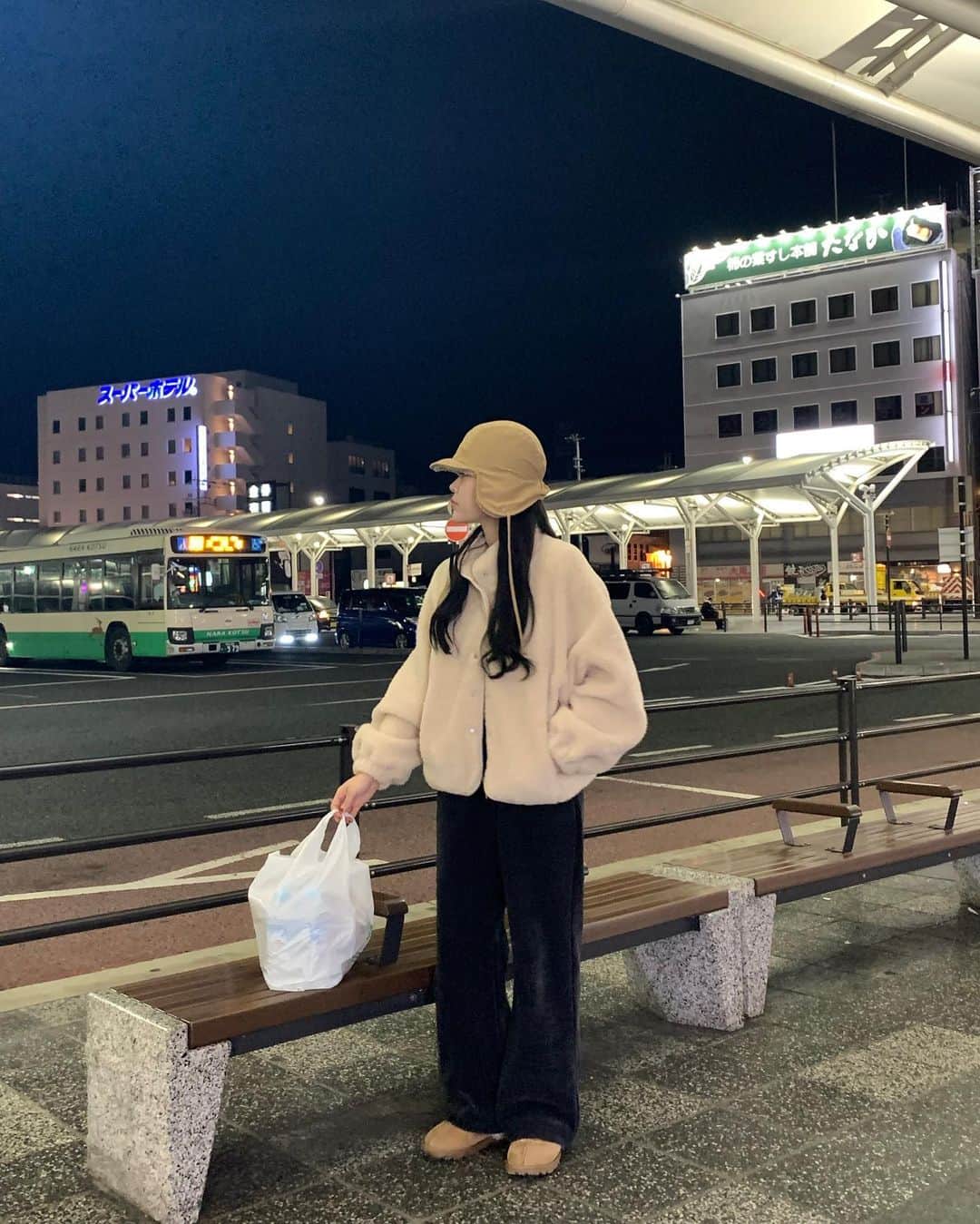 +82 경현のインスタグラム：「숙소는 예전 교환학생 생활하던 곳과 가까운 나라에 잡았다(🦌사슴공원🦌이 유명한..) 나이 들고선 돈도 벌고 촬영할 겸 좋은 호텔만 다녔는데, 옛날 생각이 나서 일부러 돈 없던 학생 시절에 자주 가던 곳으로 예약했다. 추억이 새록새록 떠오르면서 나 그래도 많이 성장했구나 하는 마음! 한국 가면 더 열심히 해야지라고 여러 번 다짐해 본다☃ #BITETHEBULLET#바잇더불렛  + 업데이트 현황은 @bitethebullet.co.kr 요 계정에서 확인가능하세요🧚🏻‍♀️  + 사진속의 코디는 댓글로 문의주시면 업데이트시 안내 다이렉트 보내드리고 있습니다🥳✨」