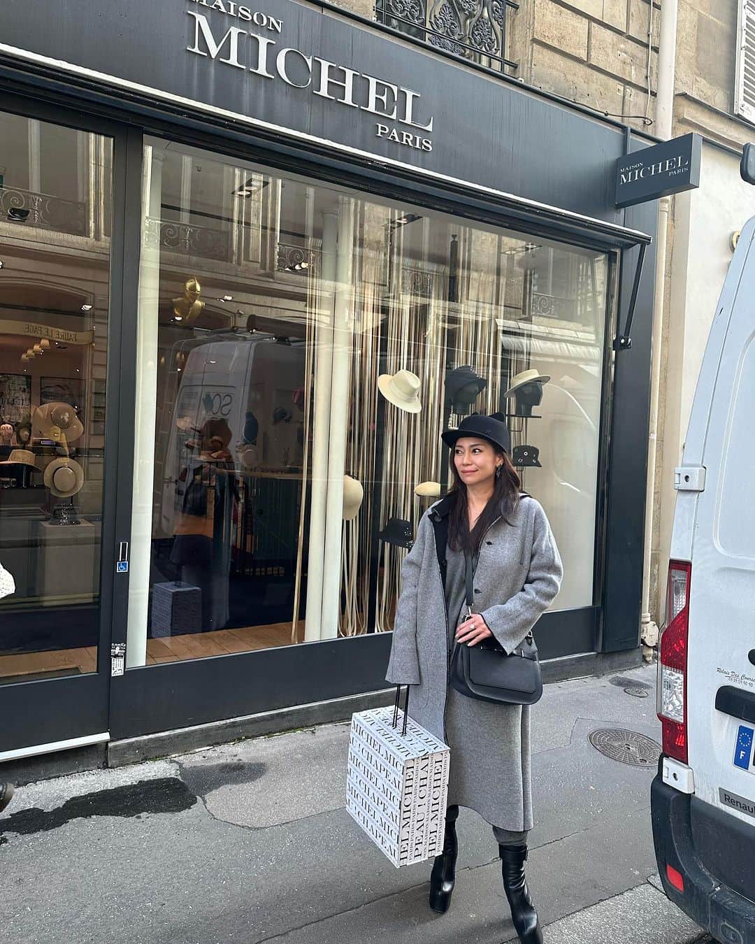 Taki Tanakaのインスタグラム：「#ootd in #paris coat #N21 tops,pants #stellamccartney  shoes #saintlaurent  cap #maisonmichel  bag #hermes  1.今回の出張用に購入した #ヌメロヴェントゥーノ のニットコートは黒xグレーのリバーシブル。シンプルで形も綺麗で、思いのほか暖かくて買って大正解。 今日はインナーのニットに合わせて裏のグレーを表側にして着てみた。 かわいい。  2.次のアポまでちょっと時間があったからふらっと久しぶりに #メゾンミッシェル に入ってみたら以前一緒に仕事をしていた @missnumber5 が働いていた。嬉しい再会。  #良いもの好きなものを長く愛そう   @iza_official  #instorenow   #outfit #outfitoftheday  #izastagram」