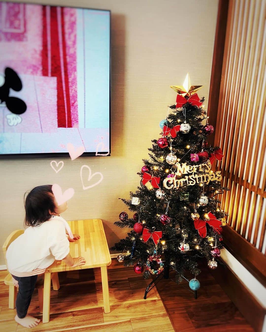 名塚佳織のインスタグラム：「🎄 我が家にもクリスマスの足音が…  先日チビたんと一緒に飾りました🎄  誰かが遊びに来る度に 『◯◯ちゃんが！ママと一緒！飾ったの〜♪』 と自慢しておりますw」