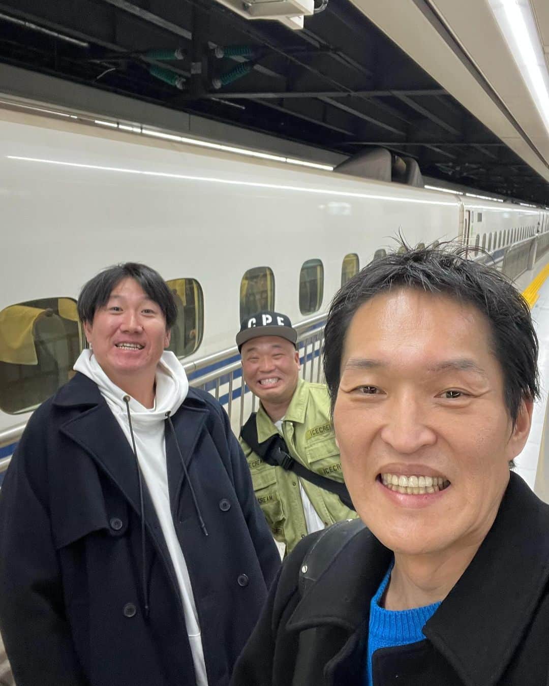 千原ジュニアさんのインスタグラム写真 - (千原ジュニアInstagram)「たまたま新幹線の後ろの席が。 臼と杵をキャリーバックで運んでる男がいたんですよ〜。  #クールポコ  #」12月8日 22時48分 - chihara_jr