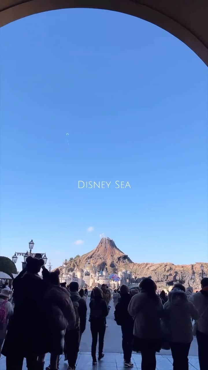 MATSUIRIHOのインスタグラム：「Disney Sea 🐭🎡  2023.12思い出ギュッと20秒。  #disneysea #disneyseatokyo #ディズニーコーデ #ディズニーシー #150cmコーデ #デニムコーデ #スニーカーコーデ #大人カジュアル #カジュアルコーデ #thenorthface #バルトロ #バルトロライトジャケット #冬ディズニー」