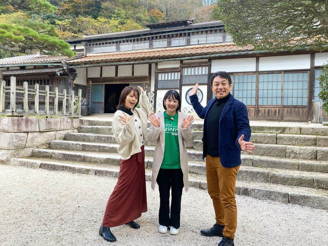 川島恵さんのインスタグラム写真 - (川島恵Instagram)「ドラマVIVANT：乃木家の舞台「櫻井家住宅」(島根県奥出雲町) ・ ドラマで野崎役の阿部寛さんが、乃木家の現当主（井上順さん）を訪ね、乃木家の家紋が「テント」のマークであることにたどり着く場面は記憶に新しいですよね。 ・ 櫻井家は、出雲古来の製鉄方法「たたら製鉄」を営み栄えた、 鉄山御三家！ ドラマでも乃木家はたたら製鉄を営んでいて、実際の歴史や文化が取り入れられていたんです！ まさにここは、ドラマの世界観そのもの！感動しました✨ ・ 櫻井家住宅は、外〜入り口まで一般公開されていますが、今回取材で特別に御座敷まで上がらせていただきました。 (※なお、12月9日から3月中旬まで、雪も降るエリアであること等から、一般公開は冬季休業となっています。ご注意ください) ・ 日本庭園も風情があり、滝もあり四季で様々な表情を見せてくれる素敵な景色の場所🍁 ・ ぜひ、また春に一般公開が再開されましたら、ドラマVIVANTの聖地巡礼の地の1つとして訪れてみてはいかがでしょうか！？ ・ ※お写真掲載は当主の奥様から許可をいただいています。 ありがとうございます。 ・ #vivant #vivantロケ地 #櫻井家住宅 #可部屋集成舘 #ビバンロケ地 #島根県 #島根県奥出雲町 #島根県奥出雲 #たたら製鉄 #乃木家 #乃木家の家紋 #ドラマ聖地巡礼 #つづくさんのどようだよ  #bss山陰放送 #コラボ企画 #ビバ2泊3日 #山陰の旅 #山陰地方の旅 #宮崎放送 #山陰放送 #生たまごbang #山根伸志アナウンサー #森谷佳奈アナウンサー #bssアプリ #mrtアプリ」12月8日 22時50分 - mrt.kawashima