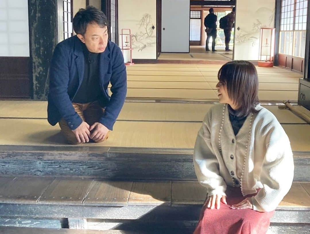 川島恵さんのインスタグラム写真 - (川島恵Instagram)「ドラマVIVANT：乃木家の舞台「櫻井家住宅」(島根県奥出雲町) ・ ドラマで野崎役の阿部寛さんが、乃木家の現当主（井上順さん）を訪ね、乃木家の家紋が「テント」のマークであることにたどり着く場面は記憶に新しいですよね。 ・ 櫻井家は、出雲古来の製鉄方法「たたら製鉄」を営み栄えた、 鉄山御三家！ ドラマでも乃木家はたたら製鉄を営んでいて、実際の歴史や文化が取り入れられていたんです！ まさにここは、ドラマの世界観そのもの！感動しました✨ ・ 櫻井家住宅は、外〜入り口まで一般公開されていますが、今回取材で特別に御座敷まで上がらせていただきました。 (※なお、12月9日から3月中旬まで、雪も降るエリアであること等から、一般公開は冬季休業となっています。ご注意ください) ・ 日本庭園も風情があり、滝もあり四季で様々な表情を見せてくれる素敵な景色の場所🍁 ・ ぜひ、また春に一般公開が再開されましたら、ドラマVIVANTの聖地巡礼の地の1つとして訪れてみてはいかがでしょうか！？ ・ ※お写真掲載は当主の奥様から許可をいただいています。 ありがとうございます。 ・ #vivant #vivantロケ地 #櫻井家住宅 #可部屋集成舘 #ビバンロケ地 #島根県 #島根県奥出雲町 #島根県奥出雲 #たたら製鉄 #乃木家 #乃木家の家紋 #ドラマ聖地巡礼 #つづくさんのどようだよ  #bss山陰放送 #コラボ企画 #ビバ2泊3日 #山陰の旅 #山陰地方の旅 #宮崎放送 #山陰放送 #生たまごbang #山根伸志アナウンサー #森谷佳奈アナウンサー #bssアプリ #mrtアプリ」12月8日 22時50分 - mrt.kawashima