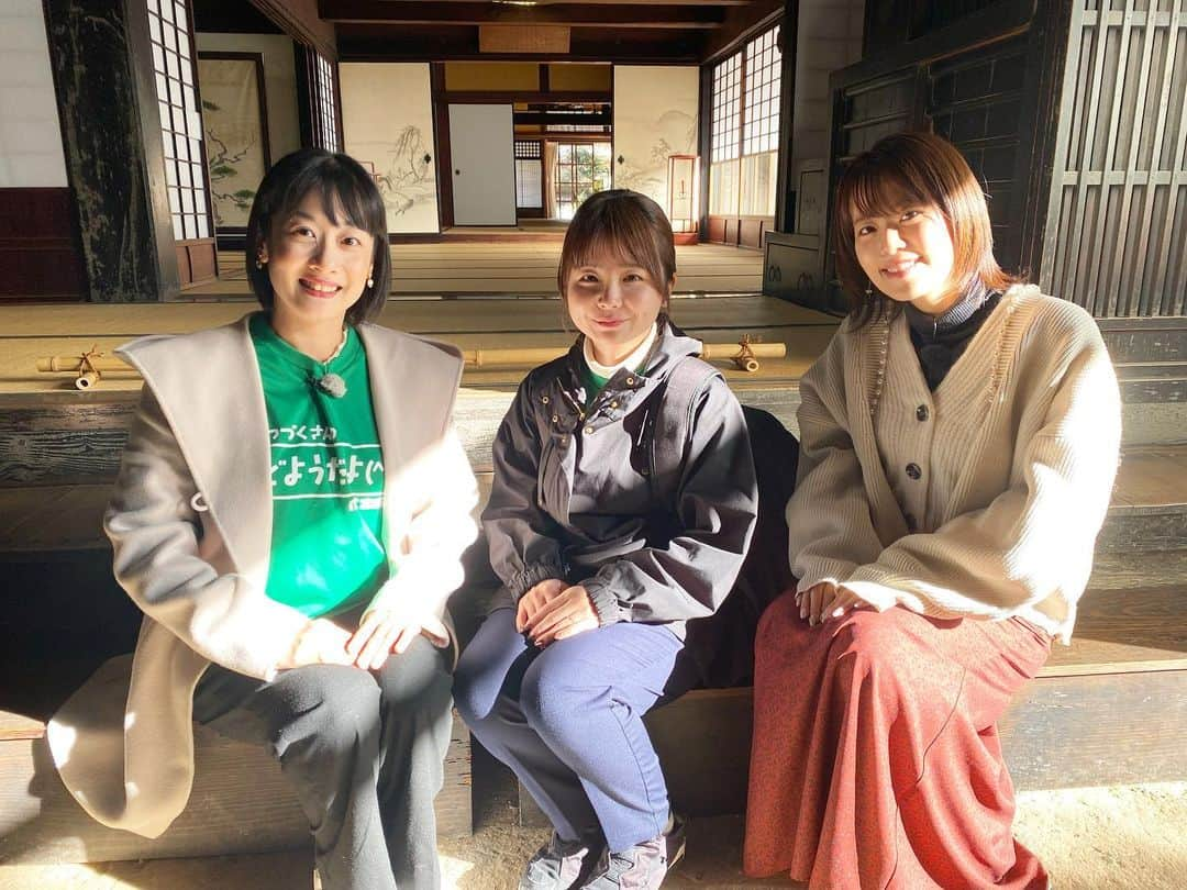 川島恵さんのインスタグラム写真 - (川島恵Instagram)「ドラマVIVANT：乃木家の舞台「櫻井家住宅」(島根県奥出雲町) ・ ドラマで野崎役の阿部寛さんが、乃木家の現当主（井上順さん）を訪ね、乃木家の家紋が「テント」のマークであることにたどり着く場面は記憶に新しいですよね。 ・ 櫻井家は、出雲古来の製鉄方法「たたら製鉄」を営み栄えた、 鉄山御三家！ ドラマでも乃木家はたたら製鉄を営んでいて、実際の歴史や文化が取り入れられていたんです！ まさにここは、ドラマの世界観そのもの！感動しました✨ ・ 櫻井家住宅は、外〜入り口まで一般公開されていますが、今回取材で特別に御座敷まで上がらせていただきました。 (※なお、12月9日から3月中旬まで、雪も降るエリアであること等から、一般公開は冬季休業となっています。ご注意ください) ・ 日本庭園も風情があり、滝もあり四季で様々な表情を見せてくれる素敵な景色の場所🍁 ・ ぜひ、また春に一般公開が再開されましたら、ドラマVIVANTの聖地巡礼の地の1つとして訪れてみてはいかがでしょうか！？ ・ ※お写真掲載は当主の奥様から許可をいただいています。 ありがとうございます。 ・ #vivant #vivantロケ地 #櫻井家住宅 #可部屋集成舘 #ビバンロケ地 #島根県 #島根県奥出雲町 #島根県奥出雲 #たたら製鉄 #乃木家 #乃木家の家紋 #ドラマ聖地巡礼 #つづくさんのどようだよ  #bss山陰放送 #コラボ企画 #ビバ2泊3日 #山陰の旅 #山陰地方の旅 #宮崎放送 #山陰放送 #生たまごbang #山根伸志アナウンサー #森谷佳奈アナウンサー #bssアプリ #mrtアプリ」12月8日 22時50分 - mrt.kawashima