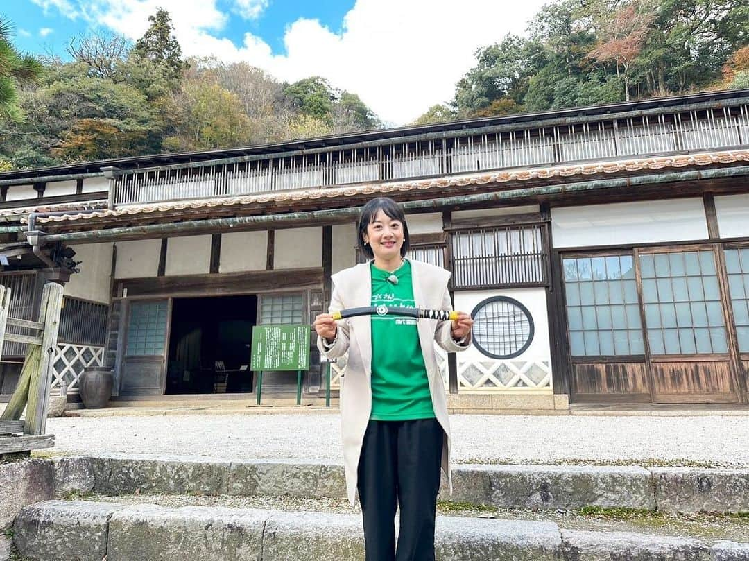 川島恵のインスタグラム：「ドラマVIVANT：乃木家の舞台「櫻井家住宅」(島根県奥出雲町) ・ ドラマで野崎役の阿部寛さんが、乃木家の現当主（井上順さん）を訪ね、乃木家の家紋が「テント」のマークであることにたどり着く場面は記憶に新しいですよね。 ・ 櫻井家は、出雲古来の製鉄方法「たたら製鉄」を営み栄えた、 鉄山御三家！ ドラマでも乃木家はたたら製鉄を営んでいて、実際の歴史や文化が取り入れられていたんです！ まさにここは、ドラマの世界観そのもの！感動しました✨ ・ 櫻井家住宅は、外〜入り口まで一般公開されていますが、今回取材で特別に御座敷まで上がらせていただきました。 (※なお、12月9日から3月中旬まで、雪も降るエリアであること等から、一般公開は冬季休業となっています。ご注意ください) ・ 日本庭園も風情があり、滝もあり四季で様々な表情を見せてくれる素敵な景色の場所🍁 ・ ぜひ、また春に一般公開が再開されましたら、ドラマVIVANTの聖地巡礼の地の1つとして訪れてみてはいかがでしょうか！？ ・ ※お写真掲載は当主の奥様から許可をいただいています。 ありがとうございます。 ・ #vivant #vivantロケ地 #櫻井家住宅 #可部屋集成舘 #ビバンロケ地 #島根県 #島根県奥出雲町 #島根県奥出雲 #たたら製鉄 #乃木家 #乃木家の家紋 #ドラマ聖地巡礼 #つづくさんのどようだよ  #bss山陰放送 #コラボ企画 #ビバ2泊3日 #山陰の旅 #山陰地方の旅 #宮崎放送 #山陰放送 #生たまごbang #山根伸志アナウンサー #森谷佳奈アナウンサー #bssアプリ #mrtアプリ」