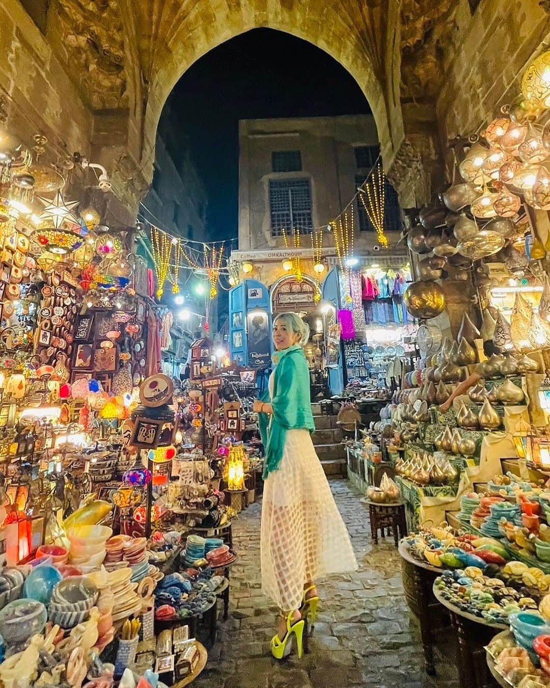 舞香さんのインスタグラム写真 - (舞香Instagram)「. ひとりひとりが 内側から光を放てば 重なり合うほど 豊かで美しくなる。  遠慮なく光ろう。  もう誰にも合わせる必要ない。  わたしたちはありのままで 全てと調和する存在。  #エジプト  #自分らしく生きる  #ライトワーカー  #スターシード」12月8日 22時50分 - maika.mahou