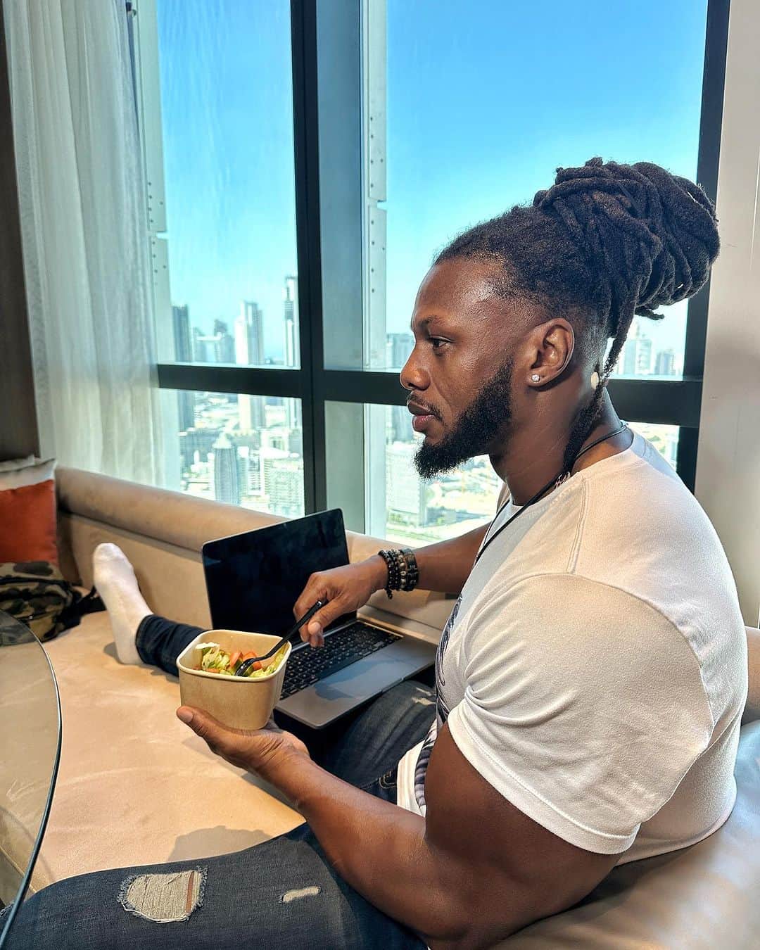Ulissesworldのインスタグラム：「Flashback Friday 💪🏾  Had a great time at the Dubai Muscle Show with the Low Calorie team.  Shoutout to @lowcaloriesae for your amazing hospitality and it was great to spend time with the team and meet everyone at the show 🙏🏾  They really are keeping post-training meals on point. Takeaways that taste as good as progress feels! 🍲💪🏾   #LowCalorieDubai #NutritionGoals #DubaiMuscleShow」