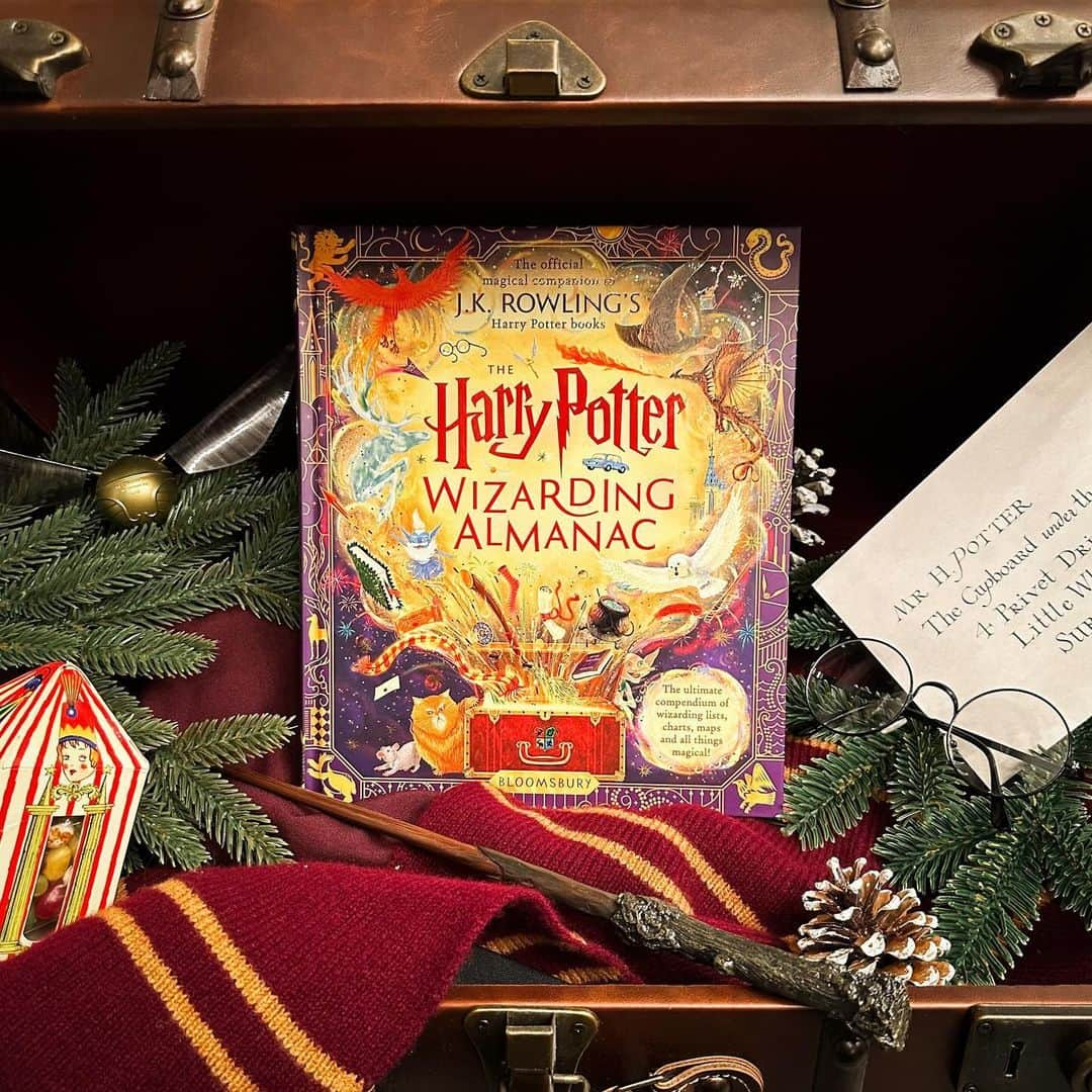 ハリー・ポッターさんのインスタグラム写真 - (ハリー・ポッターInstagram)「Tag the person who needs to know you want The Harry Potter Wizarding Almanac this Christmas ⬇️ Pick up your copy at the link in our bio!」12月8日 23時02分 - harrypotter