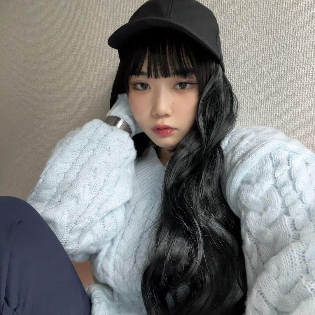 佐藤そるとのインスタグラム：「黒髪ロングに憧れてウィッグ買った日のあたし🐜🐜  関係ない話なんだけどさ、今日は全然✊🏽チャンが全然、寝ない。もう23時だよ？って話しかけてるんだけど、ずっと壁ぽりぽりしてる。何この生き物、平気？笑笑笑ちなみに21時から寝かしつけしてるからもう2時間経った💧って横で文章打ってたら寝てた。おやすみ我が子よ。そういえば子守唄聴かせてあげよ♩って思って、きらきら星とか歌ってみたんだけど、音痴すぎてなんか苦笑いしてた。生意気な所があたしに似てる😅💬」