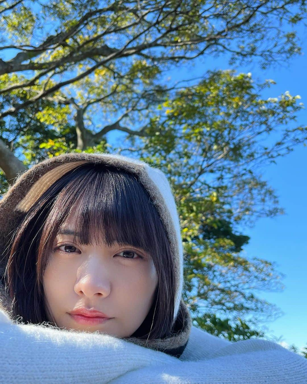 松永有紗のインスタグラム：「マネージャーです🦦  写真は松永さんです。 きっと松永さんです。 見つめる松永有紗です。  #松永さん  #透明感  #写真  #matsunagasan  #blue  #photo  #happy #photography」