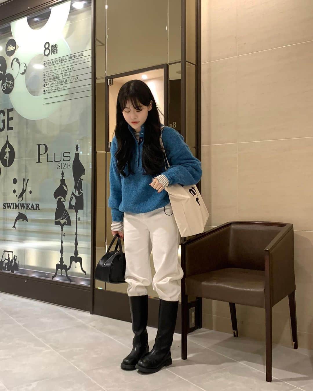 +82 경현のインスタグラム：「평소에 걷는 양이 정말 적은 나는 우메다에서 2달 치 걸을 양을 다 걸었다👶🏻 길 정~말 복잡하다🙃 #BITETHEBULLET#바잇더불렛  + 업데이트 현황은 @bitethebullet.co.kr 요 계정에서 확인가능하세요🧚🏻‍♀️  + 사진속의 코디는 댓글로 문의주시면 업데이트시 안내 다이렉트 보내드리고 있습니다🥳✨」