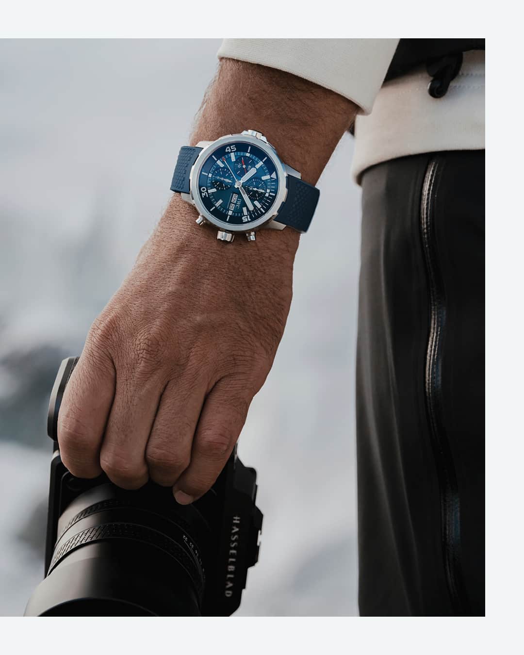 IWCさんのインスタグラム写真 - (IWCInstagram)「The striking blue hue of Lake Cauma inspires the choice of the Aquatimer Chronograph (Ref. IW376806) as we begin the next stage of our journey towards the source of the Rhine with @thealpinists. At sunrise, the water's edge reveals all the depth and beauty of its blue dial.  🔗Link In Bio  #IWCHolidaySeason | #TheOriginOfTime | #IWCAquatimer」12月8日 23時00分 - iwcwatches
