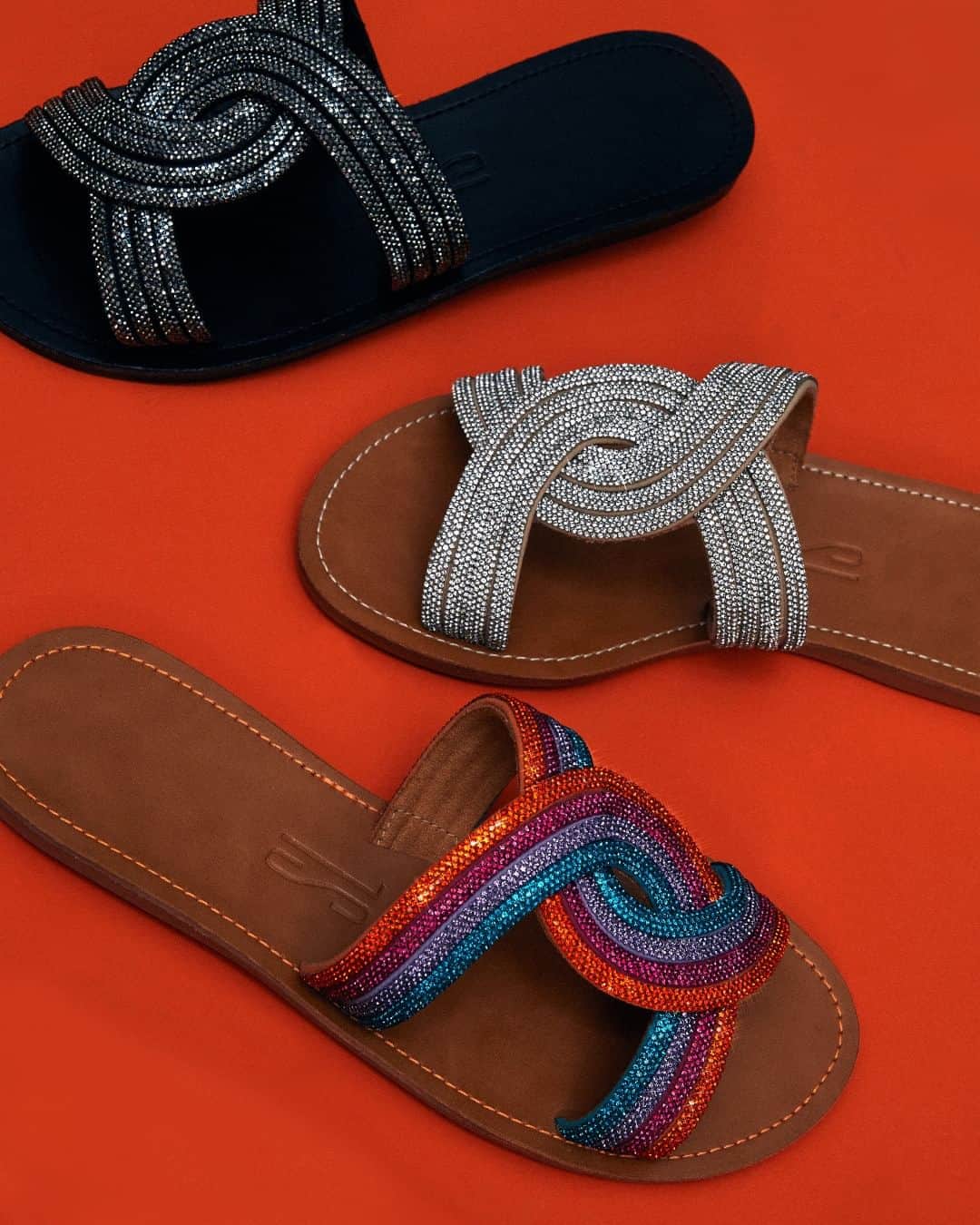 Santa Lollaのインスタグラム：「GIFT GUIDE SL | Glamour e conforto podem andar juntos, sim! A flat de cabedal trançado é editada com o acabamento icônico da manta cristal e chega tanto na versão monocolor quanto na versão colorida. Marque aqui nos comentários quem vai te presentear com uma dessas! [ R$269,90 cada ] #santalolla #santalollanatal23 #shinylolla #giftguideSL」