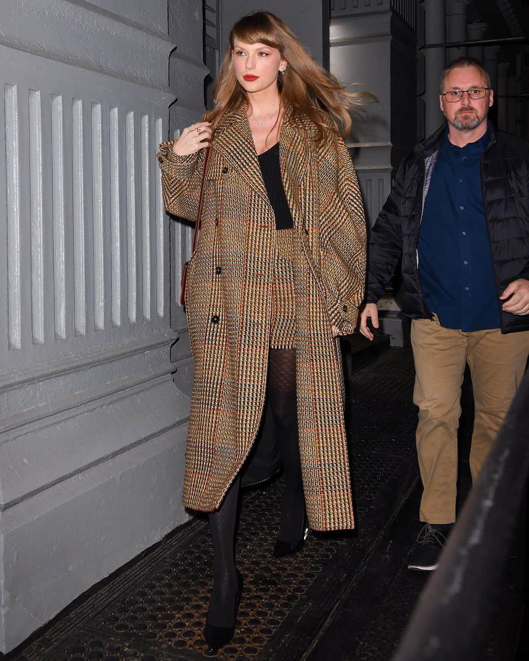 ELLE UKのインスタグラム：「#TaylorSwift is back home in New York City after spending a couple days visiting her boyfriend, #TravisKelce, in Kansas City, Missouri—with a brief trip to see Beyoncé in London thrown in, too. Swift marked her return to the Big Apple by going out and showing off another fall look.  This time, she wore a statement @stellamccartney tweed coat with a matching miniskirt, a black top, and black @jimmychoo x @jeanpaulgaultier shoes with clear heels.」