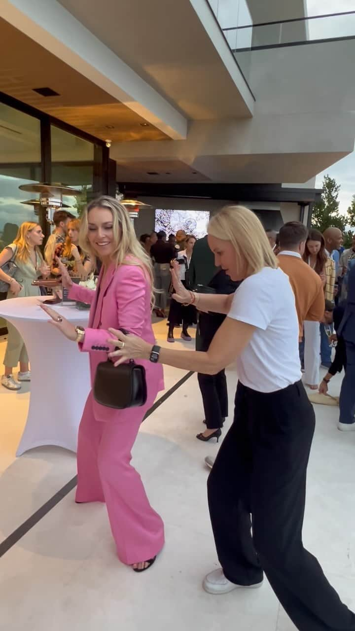 リンゼイ・ボンのインスタグラム：「How athletes do Art Basel! … you never know what’s gonna happen! 🖼️ 🎾 ⛷️ 🏖️   thx @rennaestubbs」