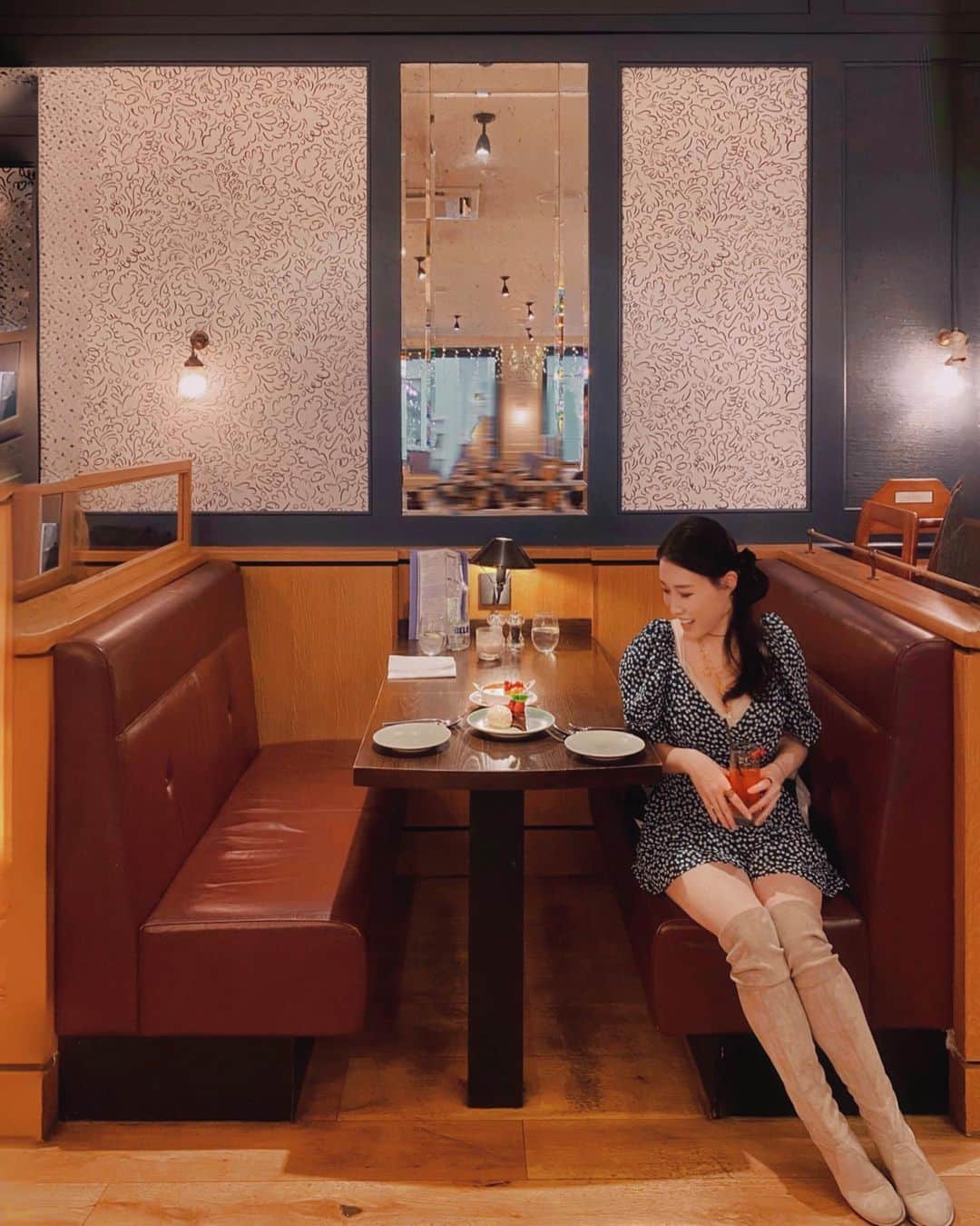 LIKARANAIさんのインスタグラム写真 - (LIKARANAIInstagram)「Pretending I’m in Paris🇫🇷🎄 Côte is one of those restaurants where you know you will always get good food and offers French inspired dining. Côte Woking also has great staff, they’re friendly, knowledgeable, polite and attentive which makes for a great lunch experience.  We opted for the Christmas taste Menu de Noël, as it is the festive season🎄✨ The menu is a three course set meal costing £37.95 per person.  We started off with these two new Christmas cocktails : 🍸 Sloe Pétiller Portobello sloeberry & blackcurrant gin, lemon juice & cream soda, garnished with redcurrants.  🥃 Blanc Noël The rich and Creamy Blanc Noël mixes Vodka, Mr Black coffee liqueur, cream & Norfolk Nog whisky cream, garnished with a cinnamon stick & dusted with cocoa powder.  And for starters, we had the Smoked Salmon Tartare and Prawn Thermidor. The starters served with sourdough baguette. Smoked salmon tartare consisted on marinated beetroot with citrus crème fraîche & dill and King prawns cooked in a lobster mornay gratin with Comté cheese, an apple & herb garnish.  For the mains, we enjoyed : 🥘 Turkey Paupiette British turkey breast with pork & apricot stuffing wrapped in streaky bacon. Served with sage gratin dauphinois, braised red cabbage, French beans, Tenderstem broccoli, Chantenay carrots & cranberry jus. 🥩 Sirloin (8oz) served with frites & a green salad.  For dessert we went for the Chocolate salted caramel tart with raspberries & vanilla ice cream and The winter spiced crème brûlée to make the most of December’s delights!  Check out @coteuk ! It’s the perfect spot for delicious and reasonably priced French food. The Menu de Noëlis a real treat and stunning value! Thank you Côte of Woking.  *pr invite  。 。 。 。 。 。  #Côte #MenudeNoël #cote #menudenoel #christmasfood #cotebrasserie #christmaslunch #surrey #woking #london #londoneats ##londonfoodie #londonfoodscene #food #londonfoodspots #londonfoodgram #visitlondon #londontravel #explorelondon #england #uk #likeforlikes #shoutout #コメント返し  #写真好きな人と繋がりたい」12月8日 23時00分 - likaran