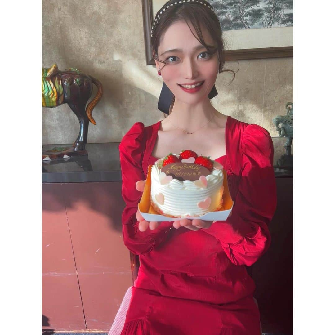 天玲美音のインスタグラム：「12.8.🎂無事にお誕生日を迎える事ができました！ みなさま、いつも本当にありがとうございます！  私を支えてくださっている方々への感謝の気持ちがより強まっていると感じる誕生日でした！  Instagramをいつもご覧になってくれているあなた！ありがとうございます🙇‍♀️😭  改めて、色々な人たちの支えあっての私だと感じています。 これからも、どうぞよろしくお願いいたします🥹🙇‍♀️🙇‍♀️🙇‍♀️  更に磨きをかけていきます！  そして、いつまでも 人の心を動かす存在であり続けたいです！  一人でも多くの方を笑顔にするために... これからも感謝の気持ちを持ち続け、歩んでいきます！ので、見守っていてくださいね☺️  ／ 何が飛び出すか、天玲美音から目が離せませんよ〜 ＼  あっ 明日の放送もお楽しみに🤭  この写真の前にも沢山アップしていますが、まだまだアップしちゃいますよん♪  #誕生日 #天玲美音」