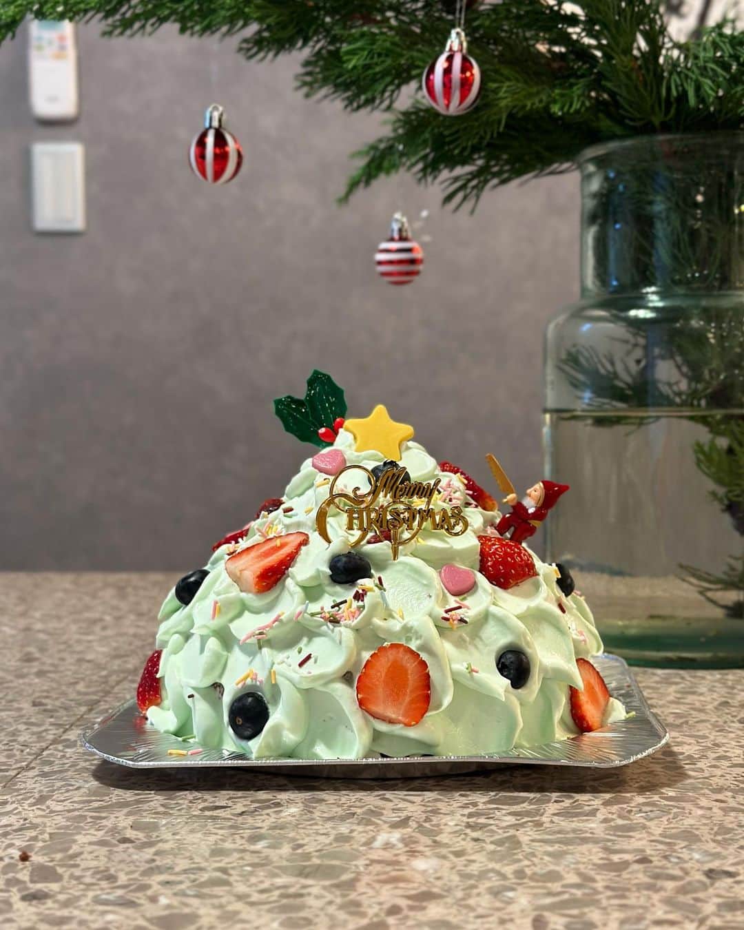 DJみそしるとMCごはんのインスタグラム：「La familleさん @la_famille_chiffoncake のお菓子教室でクリスマスケーキを習ってきました🎄🐿❣️中身はココア味のシフォンケーキです！  池袋で長く愛されたシフォンケーキの名店で、今は世田谷の若林にお店を移し、母娘で営まれています🏠実直でやさしい味わいに、食べるとす〜っと心が落ち着きます。しっとりやわらかいのに、押しても跳ねかえる弾力！かっこいい生地！  La familleさんのシフォンケーキの要は力強いメレンゲで、母のり子さんが30年前に独自に極めたレシピの秘密を教えてもらえるのが嬉しい！ 楽しい時間をありがとうございました😍」