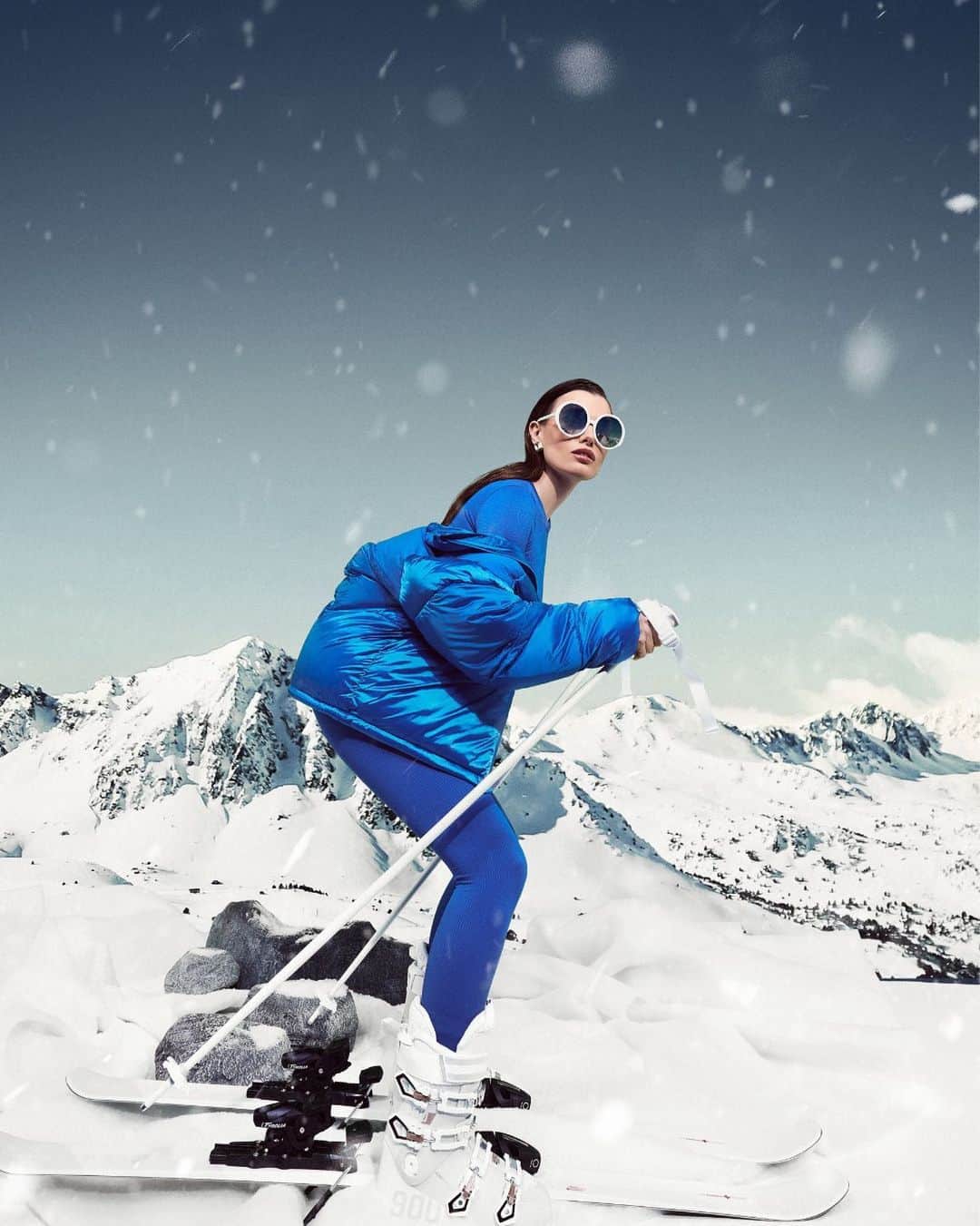 リンダ ファローのインスタグラム：「Sight skiing featuring the #OTAVIA in winter white.  . . Explore the festive collection and gifting at lindafarrow.com & in-store.」