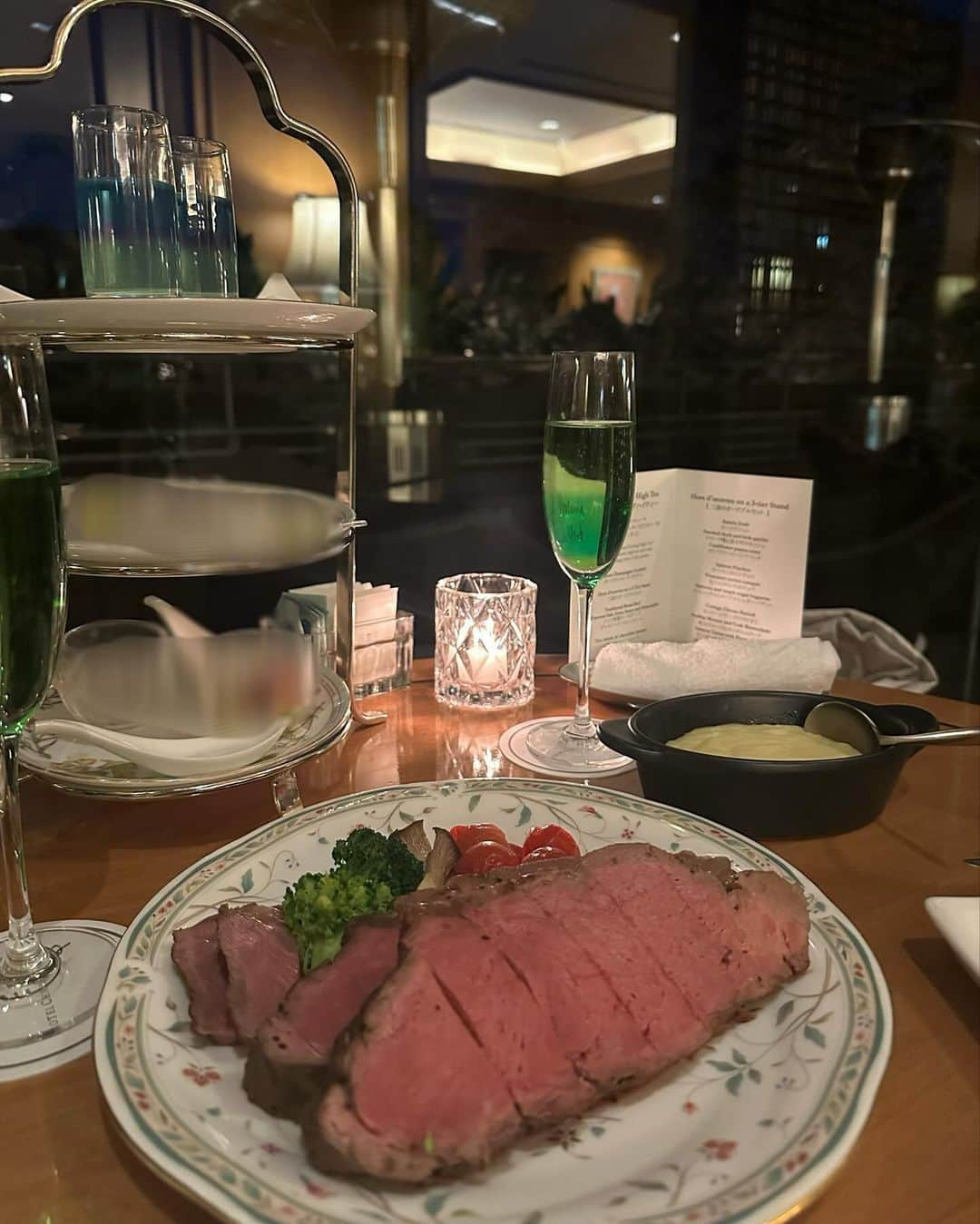 坂本夏海さんのインスタグラム写真 - (坂本夏海Instagram)「🍽🍷  イブニングハイティー🌙  どれも美味しくて幸せだったけど 特にマッシュポテトが美味しすぎました🥹♡   #イブニングハイティー #ハイティー #ヌン活  #椿山荘 #椿山荘ルジャルダン  #ホテルアフタヌーンティー #江戸川橋グルメ  #江戸川橋 #椿山荘アフタヌーンティー #椿山荘東京 #ホテル椿山荘東京  #merrychristmas  #xmas」12月8日 23時08分 - _nami_sakamoto